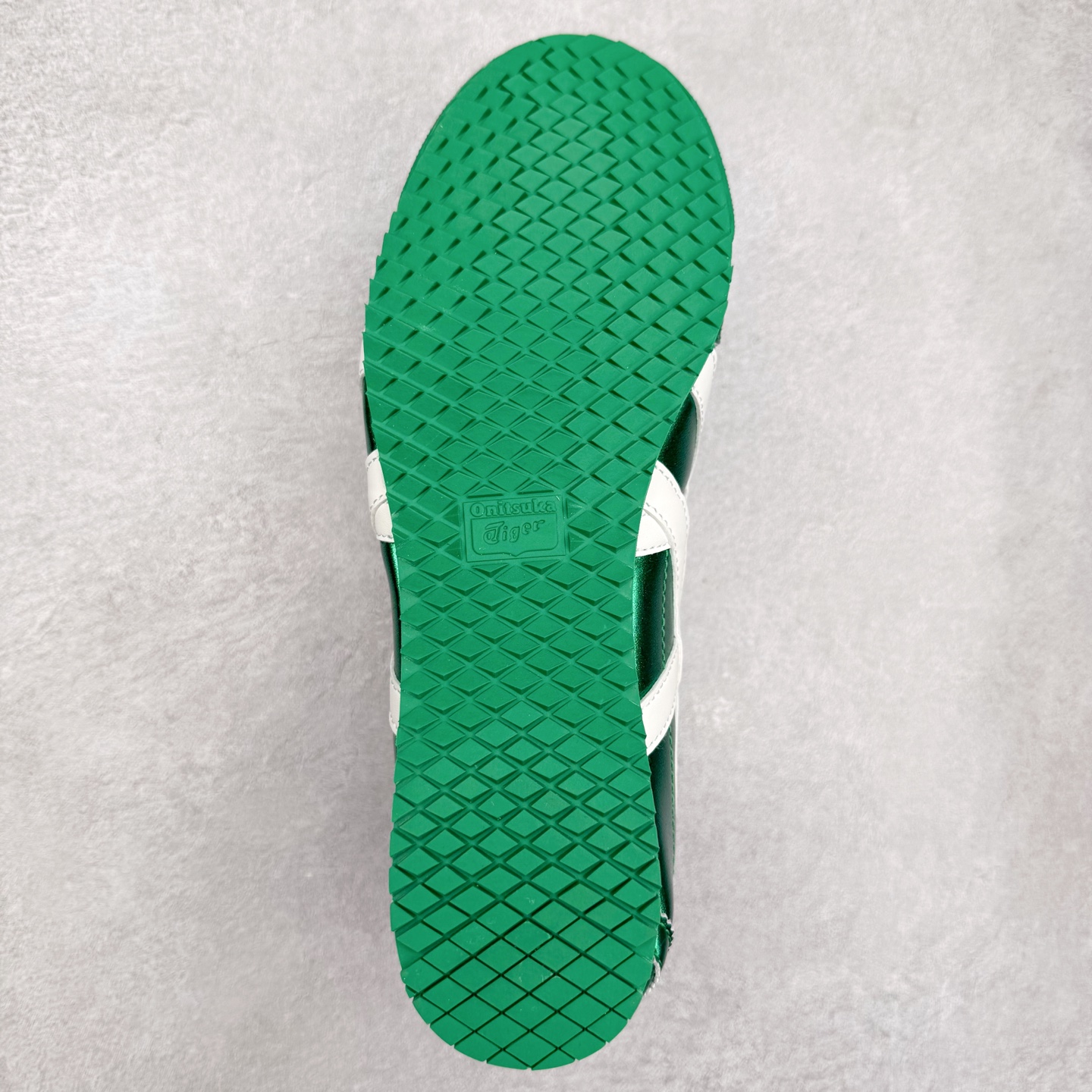 图片[9]-＃C版 Asics Onitsuka Tiger MEXICO 66 亚瑟士鬼冢虎复古经典板鞋 市场王者选手 海外订单工厂出品 长期生产补货永不断码 超成熟稳定的做工品控 原装全套纸板楦头开发 原汁原味 完美呈现版型 私模正确鞋底咬花纹路 一比一鞋头弧度高度鞋身弧度 绝不口嗨 细节品控鞋型随意秒杀市面 原档咬花纹路私模大底 一个单元有六个三角形 总体形拼接呈现花瓣状 官方四联吊牌 原装Ortholite轻量化鞋垫 原盒原配 质保卡 说明书 钢印防尘纸 纸板中底带钢印 乳胶组合鞋垫 支持全方位的对比专柜 产品从款式颜色造型上体现出追求舒适和细节的完美 鞋类更是推崇手工制作的严谨与完美 融舒适性与可穿性的设计风格 注重细节的完美和别致魅力 既保持稳重 又不失轻松的时尚感 尺码：36 37 37.5 38 39 39.5 40 40.5 41.5 42 42.5 43.5 44 45-选品中心