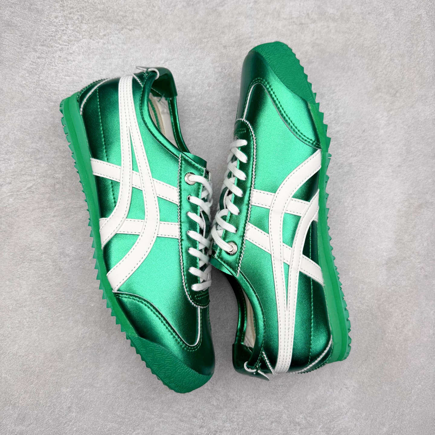 图片[3]-＃C版 Asics Onitsuka Tiger MEXICO 66 亚瑟士鬼冢虎复古经典板鞋 市场王者选手 海外订单工厂出品 长期生产补货永不断码 超成熟稳定的做工品控 原装全套纸板楦头开发 原汁原味 完美呈现版型 私模正确鞋底咬花纹路 一比一鞋头弧度高度鞋身弧度 绝不口嗨 细节品控鞋型随意秒杀市面 原档咬花纹路私模大底 一个单元有六个三角形 总体形拼接呈现花瓣状 官方四联吊牌 原装Ortholite轻量化鞋垫 原盒原配 质保卡 说明书 钢印防尘纸 纸板中底带钢印 乳胶组合鞋垫 支持全方位的对比专柜 产品从款式颜色造型上体现出追求舒适和细节的完美 鞋类更是推崇手工制作的严谨与完美 融舒适性与可穿性的设计风格 注重细节的完美和别致魅力 既保持稳重 又不失轻松的时尚感 尺码：36 37 37.5 38 39 39.5 40 40.5 41.5 42 42.5 43.5 44 45-选品中心