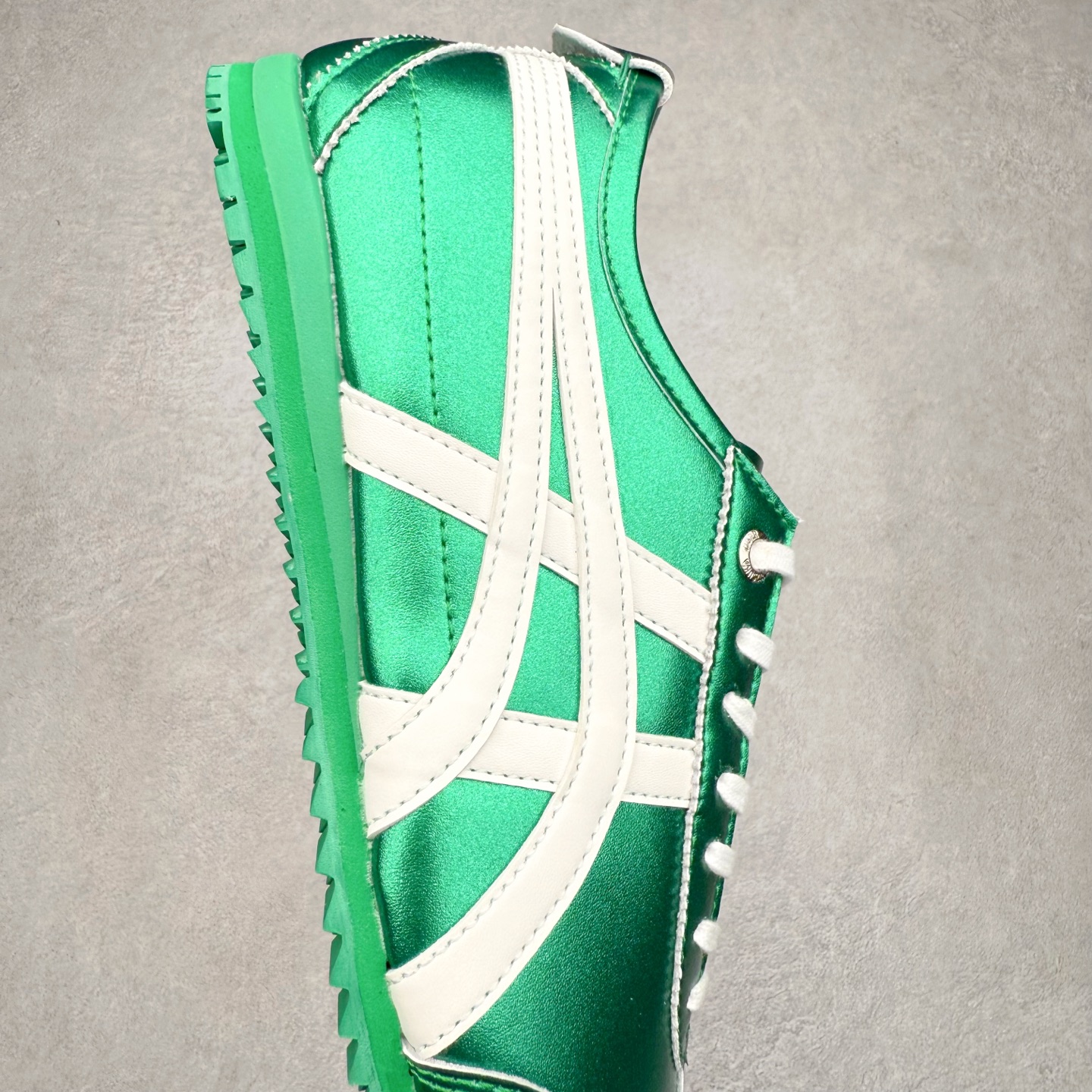 图片[6]-＃C版 Asics Onitsuka Tiger MEXICO 66 亚瑟士鬼冢虎复古经典板鞋 市场王者选手 海外订单工厂出品 长期生产补货永不断码 超成熟稳定的做工品控 原装全套纸板楦头开发 原汁原味 完美呈现版型 私模正确鞋底咬花纹路 一比一鞋头弧度高度鞋身弧度 绝不口嗨 细节品控鞋型随意秒杀市面 原档咬花纹路私模大底 一个单元有六个三角形 总体形拼接呈现花瓣状 官方四联吊牌 原装Ortholite轻量化鞋垫 原盒原配 质保卡 说明书 钢印防尘纸 纸板中底带钢印 乳胶组合鞋垫 支持全方位的对比专柜 产品从款式颜色造型上体现出追求舒适和细节的完美 鞋类更是推崇手工制作的严谨与完美 融舒适性与可穿性的设计风格 注重细节的完美和别致魅力 既保持稳重 又不失轻松的时尚感 尺码：36 37 37.5 38 39 39.5 40 40.5 41.5 42 42.5 43.5 44 45-选品中心