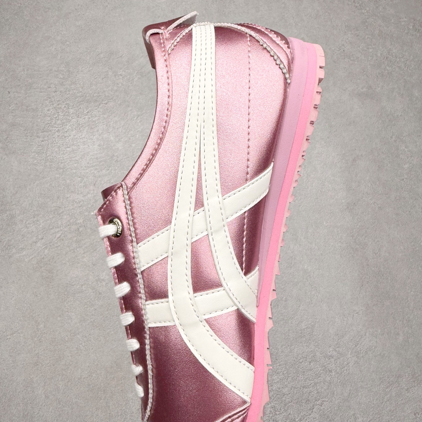 图片[7]-＃C版 Asics Onitsuka Tiger MEXICO 66 亚瑟士鬼冢虎复古经典板鞋 市场王者选手 海外订单工厂出品 长期生产补货永不断码 超成熟稳定的做工品控 原装全套纸板楦头开发 原汁原味 完美呈现版型 私模正确鞋底咬花纹路 一比一鞋头弧度高度鞋身弧度 绝不口嗨 细节品控鞋型随意秒杀市面 原档咬花纹路私模大底 一个单元有六个三角形 总体形拼接呈现花瓣状 官方四联吊牌 原装Ortholite轻量化鞋垫 原盒原配 质保卡 说明书 钢印防尘纸 纸板中底带钢印 乳胶组合鞋垫 支持全方位的对比专柜 产品从款式颜色造型上体现出追求舒适和细节的完美 鞋类更是推崇手工制作的严谨与完美 融舒适性与可穿性的设计风格 注重细节的完美和别致魅力 既保持稳重 又不失轻松的时尚感 尺码：36 37 37.5 38 39 39.5 40 40.5 41.5 42 42.5 43.5 44 45-选品中心