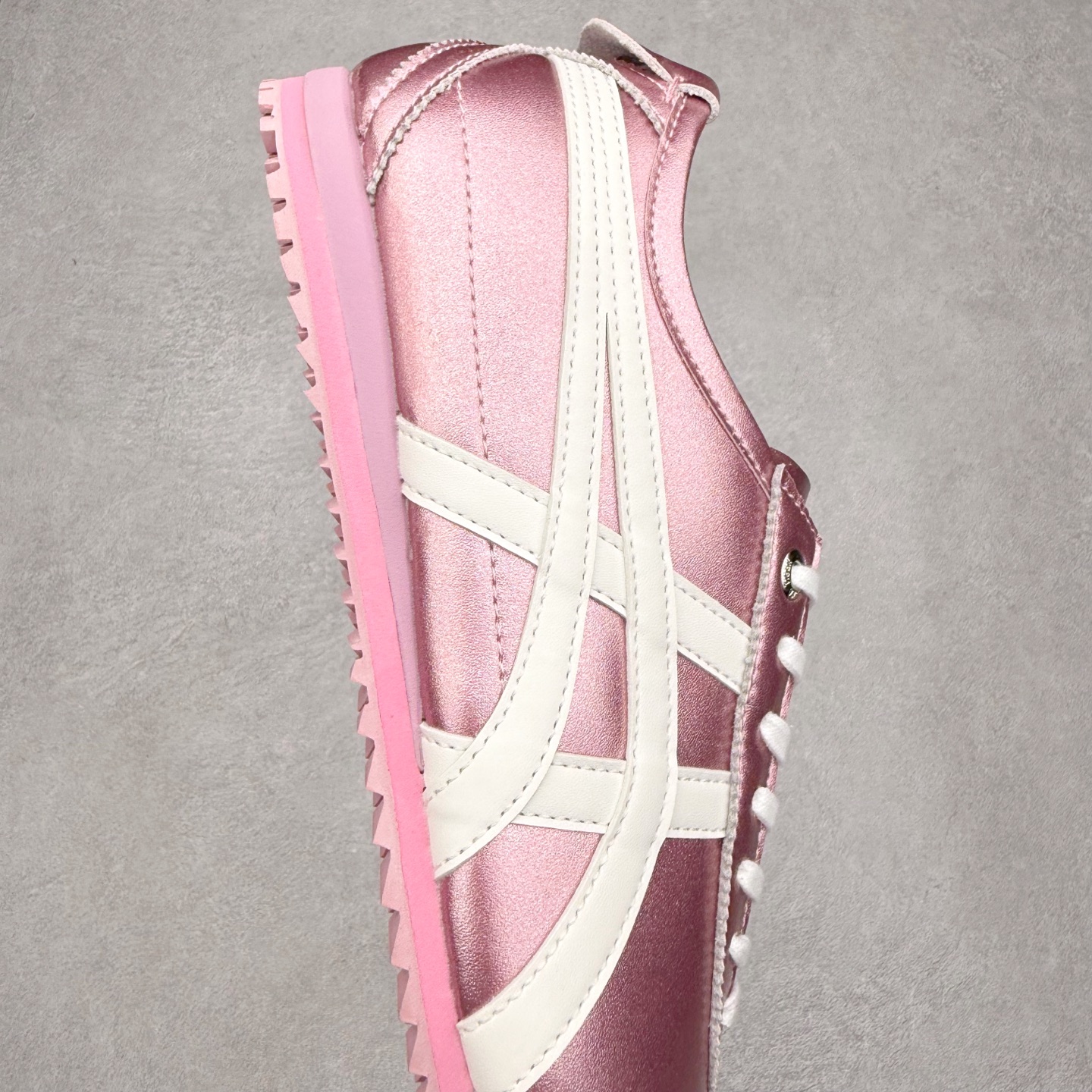 图片[6]-＃C版 Asics Onitsuka Tiger MEXICO 66 亚瑟士鬼冢虎复古经典板鞋 市场王者选手 海外订单工厂出品 长期生产补货永不断码 超成熟稳定的做工品控 原装全套纸板楦头开发 原汁原味 完美呈现版型 私模正确鞋底咬花纹路 一比一鞋头弧度高度鞋身弧度 绝不口嗨 细节品控鞋型随意秒杀市面 原档咬花纹路私模大底 一个单元有六个三角形 总体形拼接呈现花瓣状 官方四联吊牌 原装Ortholite轻量化鞋垫 原盒原配 质保卡 说明书 钢印防尘纸 纸板中底带钢印 乳胶组合鞋垫 支持全方位的对比专柜 产品从款式颜色造型上体现出追求舒适和细节的完美 鞋类更是推崇手工制作的严谨与完美 融舒适性与可穿性的设计风格 注重细节的完美和别致魅力 既保持稳重 又不失轻松的时尚感 尺码：36 37 37.5 38 39 39.5 40 40.5 41.5 42 42.5 43.5 44 45-选品中心