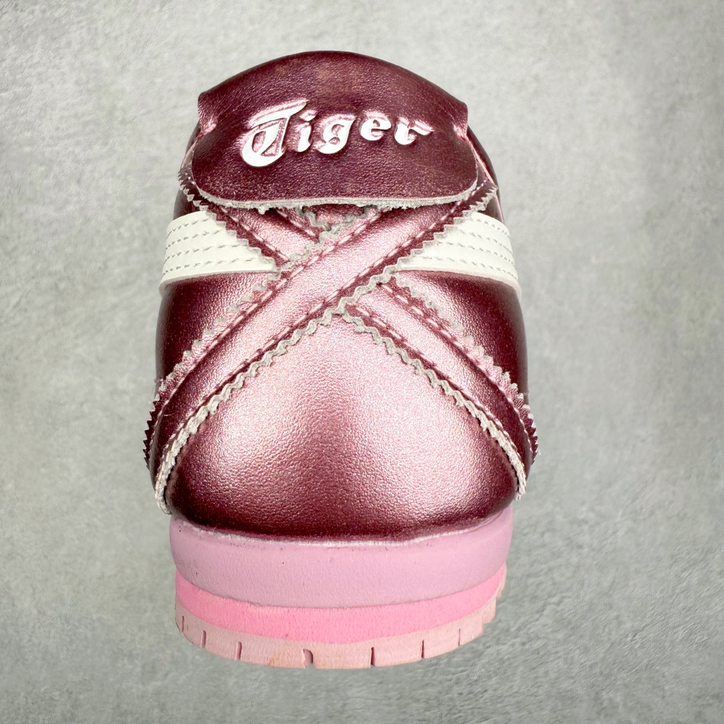 图片[8]-＃C版 Asics Onitsuka Tiger MEXICO 66 亚瑟士鬼冢虎复古经典板鞋 市场王者选手 海外订单工厂出品 长期生产补货永不断码 超成熟稳定的做工品控 原装全套纸板楦头开发 原汁原味 完美呈现版型 私模正确鞋底咬花纹路 一比一鞋头弧度高度鞋身弧度 绝不口嗨 细节品控鞋型随意秒杀市面 原档咬花纹路私模大底 一个单元有六个三角形 总体形拼接呈现花瓣状 官方四联吊牌 原装Ortholite轻量化鞋垫 原盒原配 质保卡 说明书 钢印防尘纸 纸板中底带钢印 乳胶组合鞋垫 支持全方位的对比专柜 产品从款式颜色造型上体现出追求舒适和细节的完美 鞋类更是推崇手工制作的严谨与完美 融舒适性与可穿性的设计风格 注重细节的完美和别致魅力 既保持稳重 又不失轻松的时尚感 尺码：36 37 37.5 38 39 39.5 40 40.5 41.5 42 42.5 43.5 44 45-选品中心