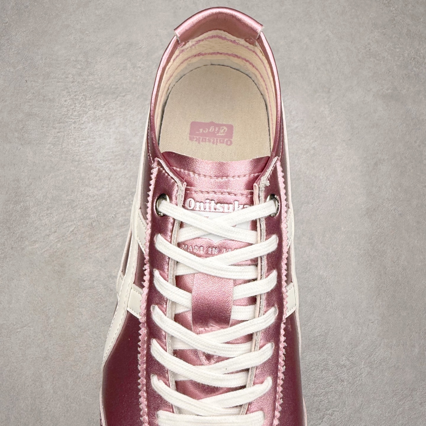 图片[5]-＃C版 Asics Onitsuka Tiger MEXICO 66 亚瑟士鬼冢虎复古经典板鞋 市场王者选手 海外订单工厂出品 长期生产补货永不断码 超成熟稳定的做工品控 原装全套纸板楦头开发 原汁原味 完美呈现版型 私模正确鞋底咬花纹路 一比一鞋头弧度高度鞋身弧度 绝不口嗨 细节品控鞋型随意秒杀市面 原档咬花纹路私模大底 一个单元有六个三角形 总体形拼接呈现花瓣状 官方四联吊牌 原装Ortholite轻量化鞋垫 原盒原配 质保卡 说明书 钢印防尘纸 纸板中底带钢印 乳胶组合鞋垫 支持全方位的对比专柜 产品从款式颜色造型上体现出追求舒适和细节的完美 鞋类更是推崇手工制作的严谨与完美 融舒适性与可穿性的设计风格 注重细节的完美和别致魅力 既保持稳重 又不失轻松的时尚感 尺码：36 37 37.5 38 39 39.5 40 40.5 41.5 42 42.5 43.5 44 45-选品中心