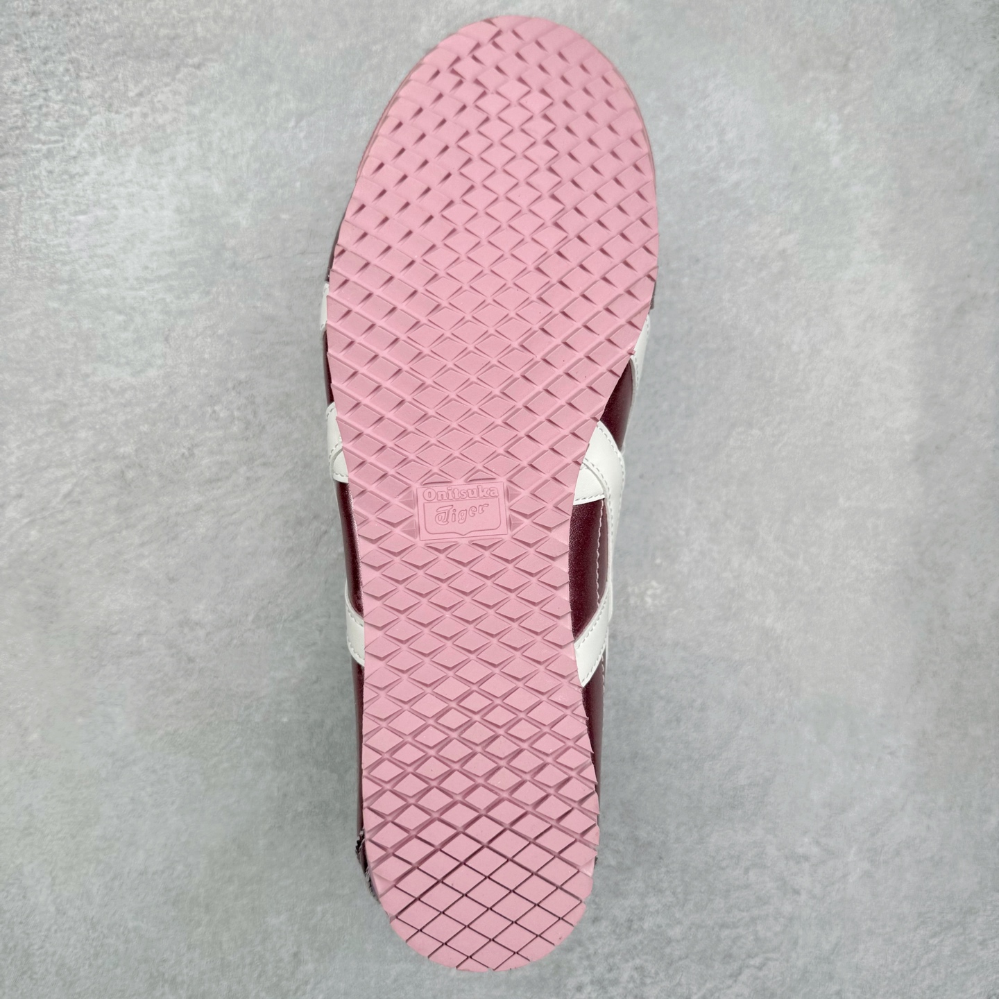 图片[9]-＃C版 Asics Onitsuka Tiger MEXICO 66 亚瑟士鬼冢虎复古经典板鞋 市场王者选手 海外订单工厂出品 长期生产补货永不断码 超成熟稳定的做工品控 原装全套纸板楦头开发 原汁原味 完美呈现版型 私模正确鞋底咬花纹路 一比一鞋头弧度高度鞋身弧度 绝不口嗨 细节品控鞋型随意秒杀市面 原档咬花纹路私模大底 一个单元有六个三角形 总体形拼接呈现花瓣状 官方四联吊牌 原装Ortholite轻量化鞋垫 原盒原配 质保卡 说明书 钢印防尘纸 纸板中底带钢印 乳胶组合鞋垫 支持全方位的对比专柜 产品从款式颜色造型上体现出追求舒适和细节的完美 鞋类更是推崇手工制作的严谨与完美 融舒适性与可穿性的设计风格 注重细节的完美和别致魅力 既保持稳重 又不失轻松的时尚感 尺码：36 37 37.5 38 39 39.5 40 40.5 41.5 42 42.5 43.5 44 45-选品中心