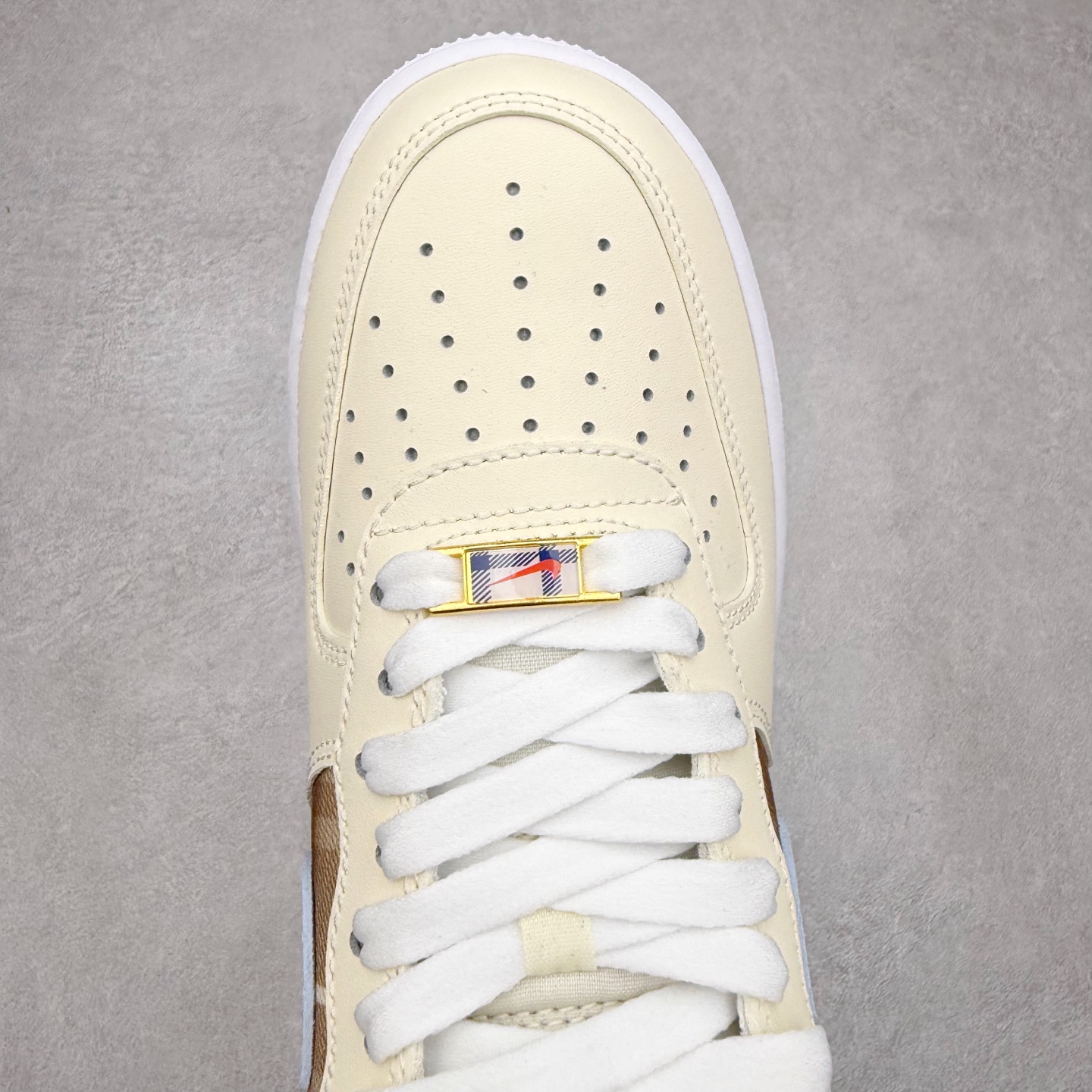 图片[4]-＃XT纯原 NK Air Force 1 Low 空军一号时尚舒适防滑耐磨低帮板鞋 IH7352-001 顶级批次 2022全新楦头鞋型 鱼鳞大底 历时开发三个月 清洁度完美 二维码鞋标 内置芯片及solo气垫 大底高度及其弧度依照正品 钢印 logo刺绣 鞋口弧度 鞋头长度 鞋面冲孔 鞋垫背胶及钢印 完美鞋型对比正品 每一处都是细节满满 柔软、弹性十足的缓震性能和出色的中底设计 横跨复古与现代的外型结合 造就出风靡全球 三十多年的Force 1 直到今天还深受青睐 实拍调校N版已经零色差零失真 百分百还原实物色彩所见即所得 不存在货不对板色差等低级问题 选购参考实物拍摄 不混卖不参货 只用心做好货严格选品 承诺混一赔十 尺码：36 36.5 37.5 38 38.5 39 40 40.5 41 42 42.5 43 44 44.5 45-选品中心