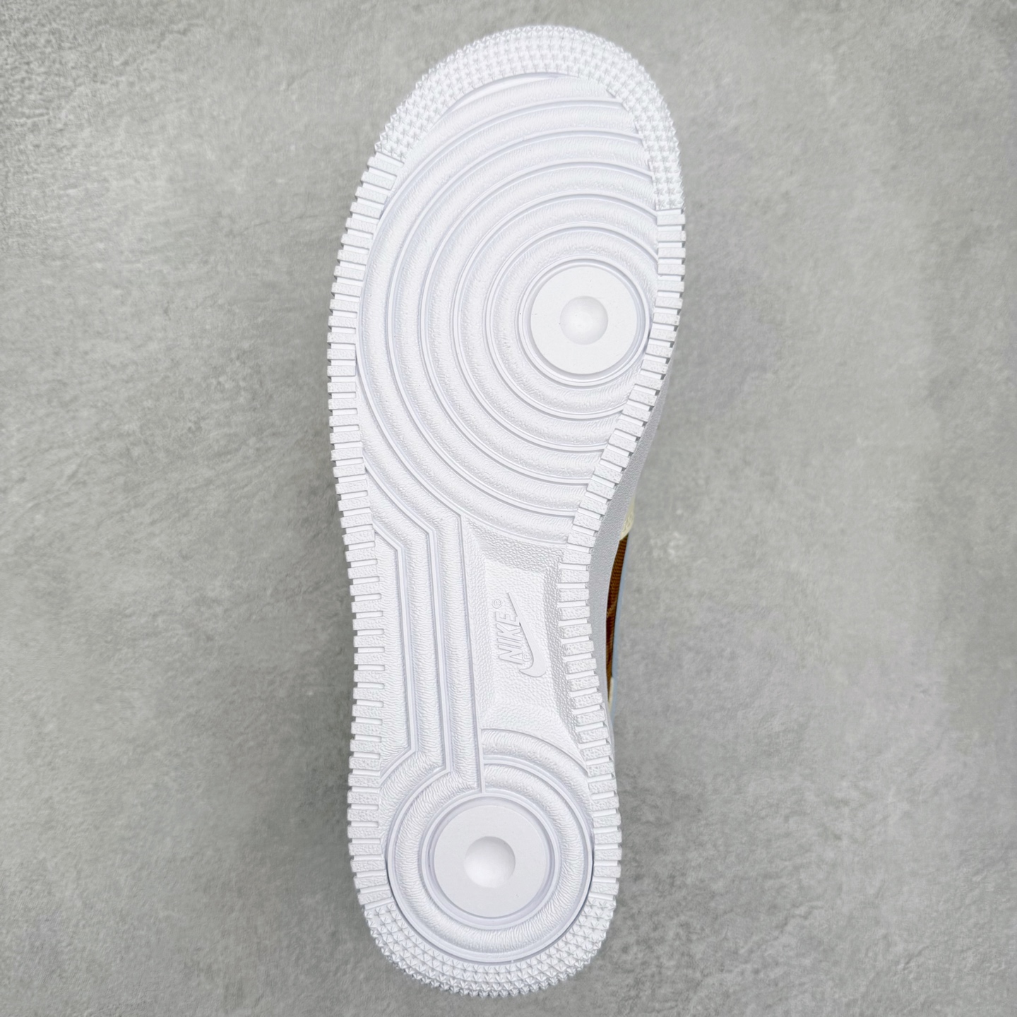 图片[9]-＃XT纯原 NK Air Force 1 Low 空军一号时尚舒适防滑耐磨低帮板鞋 IH7352-001 顶级批次 2022全新楦头鞋型 鱼鳞大底 历时开发三个月 清洁度完美 二维码鞋标 内置芯片及solo气垫 大底高度及其弧度依照正品 钢印 logo刺绣 鞋口弧度 鞋头长度 鞋面冲孔 鞋垫背胶及钢印 完美鞋型对比正品 每一处都是细节满满 柔软、弹性十足的缓震性能和出色的中底设计 横跨复古与现代的外型结合 造就出风靡全球 三十多年的Force 1 直到今天还深受青睐 实拍调校N版已经零色差零失真 百分百还原实物色彩所见即所得 不存在货不对板色差等低级问题 选购参考实物拍摄 不混卖不参货 只用心做好货严格选品 承诺混一赔十 尺码：36 36.5 37.5 38 38.5 39 40 40.5 41 42 42.5 43 44 44.5 45-选品中心