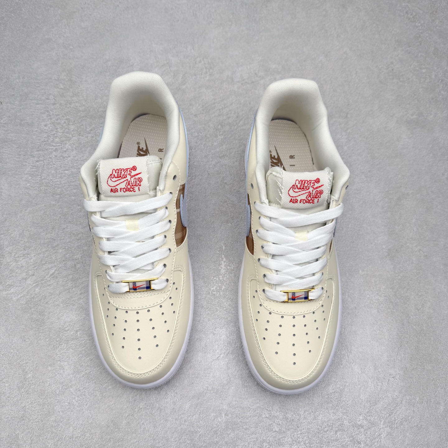 图片[2]-＃XT纯原 NK Air Force 1 Low 空军一号时尚舒适防滑耐磨低帮板鞋 IH7352-001 顶级批次 2022全新楦头鞋型 鱼鳞大底 历时开发三个月 清洁度完美 二维码鞋标 内置芯片及solo气垫 大底高度及其弧度依照正品 钢印 logo刺绣 鞋口弧度 鞋头长度 鞋面冲孔 鞋垫背胶及钢印 完美鞋型对比正品 每一处都是细节满满 柔软、弹性十足的缓震性能和出色的中底设计 横跨复古与现代的外型结合 造就出风靡全球 三十多年的Force 1 直到今天还深受青睐 实拍调校N版已经零色差零失真 百分百还原实物色彩所见即所得 不存在货不对板色差等低级问题 选购参考实物拍摄 不混卖不参货 只用心做好货严格选品 承诺混一赔十 尺码：36 36.5 37.5 38 38.5 39 40 40.5 41 42 42.5 43 44 44.5 45-选品中心