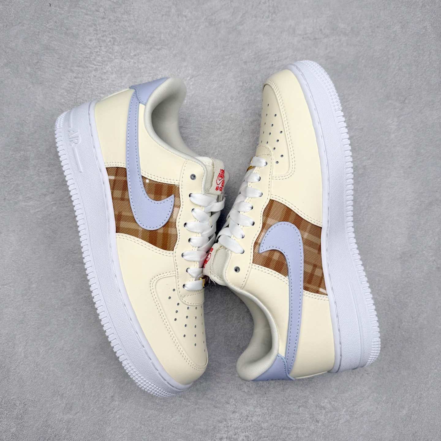 图片[3]-＃XT纯原 NK Air Force 1 Low 空军一号时尚舒适防滑耐磨低帮板鞋 IH7352-001 顶级批次 2022全新楦头鞋型 鱼鳞大底 历时开发三个月 清洁度完美 二维码鞋标 内置芯片及solo气垫 大底高度及其弧度依照正品 钢印 logo刺绣 鞋口弧度 鞋头长度 鞋面冲孔 鞋垫背胶及钢印 完美鞋型对比正品 每一处都是细节满满 柔软、弹性十足的缓震性能和出色的中底设计 横跨复古与现代的外型结合 造就出风靡全球 三十多年的Force 1 直到今天还深受青睐 实拍调校N版已经零色差零失真 百分百还原实物色彩所见即所得 不存在货不对板色差等低级问题 选购参考实物拍摄 不混卖不参货 只用心做好货严格选品 承诺混一赔十 尺码：36 36.5 37.5 38 38.5 39 40 40.5 41 42 42.5 43 44 44.5 45-选品中心