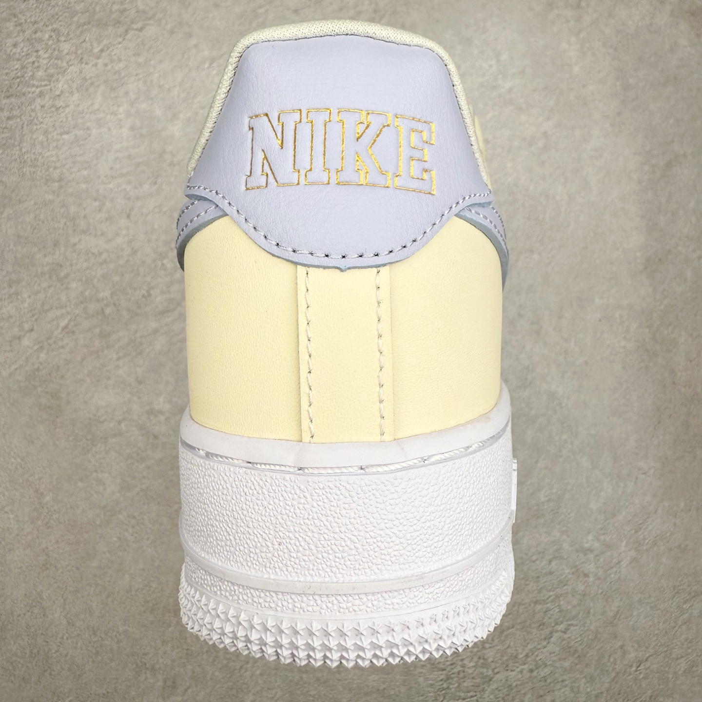 图片[8]-＃XT纯原 NK Air Force 1 Low 空军一号时尚舒适防滑耐磨低帮板鞋 IH7352-001 顶级批次 2022全新楦头鞋型 鱼鳞大底 历时开发三个月 清洁度完美 二维码鞋标 内置芯片及solo气垫 大底高度及其弧度依照正品 钢印 logo刺绣 鞋口弧度 鞋头长度 鞋面冲孔 鞋垫背胶及钢印 完美鞋型对比正品 每一处都是细节满满 柔软、弹性十足的缓震性能和出色的中底设计 横跨复古与现代的外型结合 造就出风靡全球 三十多年的Force 1 直到今天还深受青睐 实拍调校N版已经零色差零失真 百分百还原实物色彩所见即所得 不存在货不对板色差等低级问题 选购参考实物拍摄 不混卖不参货 只用心做好货严格选品 承诺混一赔十 尺码：36 36.5 37.5 38 38.5 39 40 40.5 41 42 42.5 43 44 44.5 45-选品中心