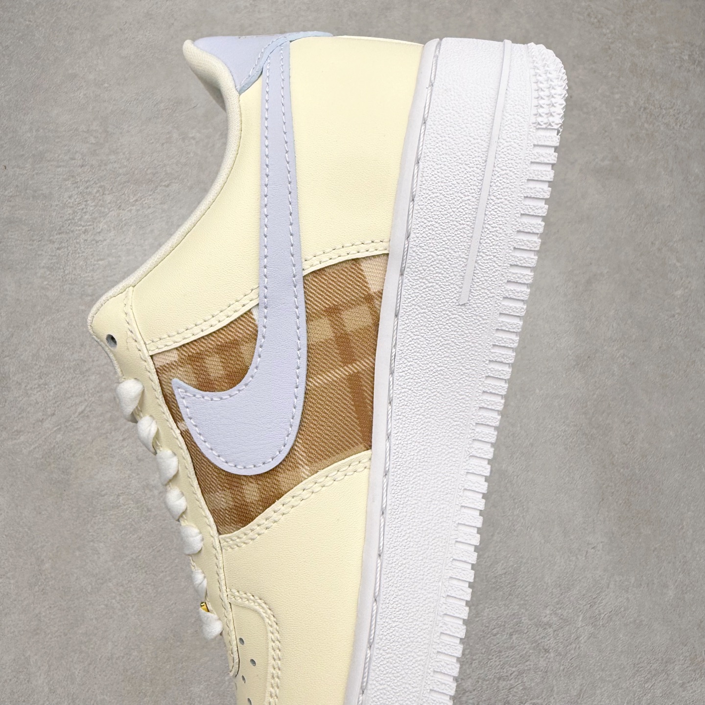 图片[7]-＃XT纯原 NK Air Force 1 Low 空军一号时尚舒适防滑耐磨低帮板鞋 IH7352-001 顶级批次 2022全新楦头鞋型 鱼鳞大底 历时开发三个月 清洁度完美 二维码鞋标 内置芯片及solo气垫 大底高度及其弧度依照正品 钢印 logo刺绣 鞋口弧度 鞋头长度 鞋面冲孔 鞋垫背胶及钢印 完美鞋型对比正品 每一处都是细节满满 柔软、弹性十足的缓震性能和出色的中底设计 横跨复古与现代的外型结合 造就出风靡全球 三十多年的Force 1 直到今天还深受青睐 实拍调校N版已经零色差零失真 百分百还原实物色彩所见即所得 不存在货不对板色差等低级问题 选购参考实物拍摄 不混卖不参货 只用心做好货严格选品 承诺混一赔十 尺码：36 36.5 37.5 38 38.5 39 40 40.5 41 42 42.5 43 44 44.5 45-选品中心