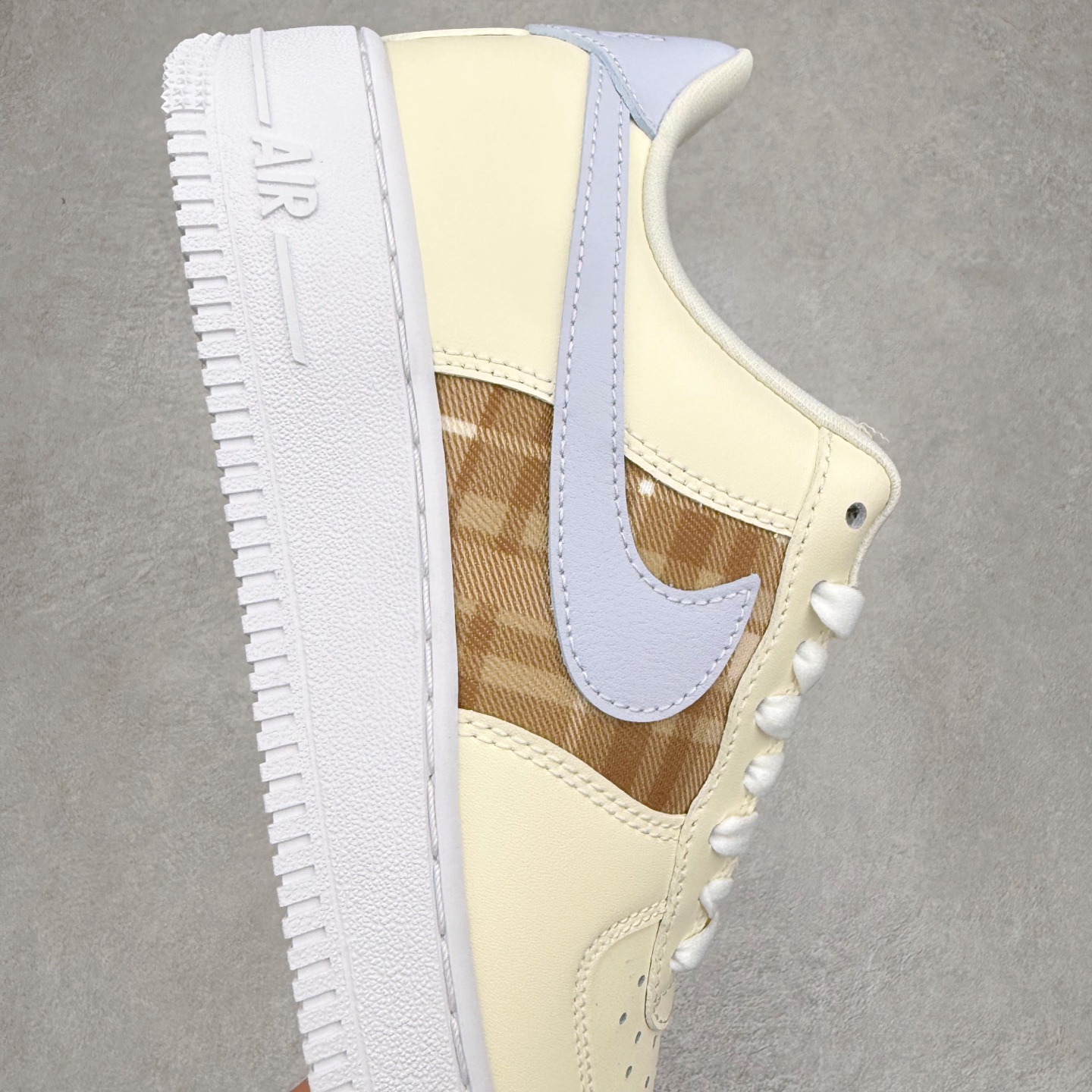 图片[6]-＃XT纯原 NK Air Force 1 Low 空军一号时尚舒适防滑耐磨低帮板鞋 IH7352-001 顶级批次 2022全新楦头鞋型 鱼鳞大底 历时开发三个月 清洁度完美 二维码鞋标 内置芯片及solo气垫 大底高度及其弧度依照正品 钢印 logo刺绣 鞋口弧度 鞋头长度 鞋面冲孔 鞋垫背胶及钢印 完美鞋型对比正品 每一处都是细节满满 柔软、弹性十足的缓震性能和出色的中底设计 横跨复古与现代的外型结合 造就出风靡全球 三十多年的Force 1 直到今天还深受青睐 实拍调校N版已经零色差零失真 百分百还原实物色彩所见即所得 不存在货不对板色差等低级问题 选购参考实物拍摄 不混卖不参货 只用心做好货严格选品 承诺混一赔十 尺码：36 36.5 37.5 38 38.5 39 40 40.5 41 42 42.5 43 44 44.5 45-选品中心