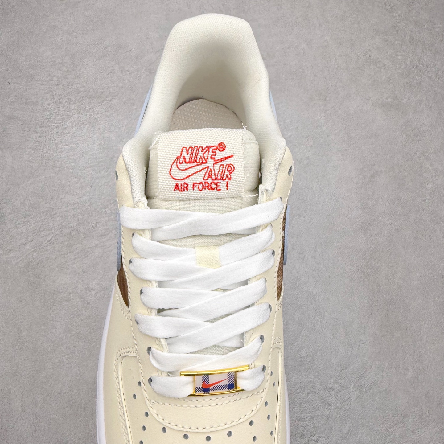 图片[5]-＃XT纯原 NK Air Force 1 Low 空军一号时尚舒适防滑耐磨低帮板鞋 IH7352-001 顶级批次 2022全新楦头鞋型 鱼鳞大底 历时开发三个月 清洁度完美 二维码鞋标 内置芯片及solo气垫 大底高度及其弧度依照正品 钢印 logo刺绣 鞋口弧度 鞋头长度 鞋面冲孔 鞋垫背胶及钢印 完美鞋型对比正品 每一处都是细节满满 柔软、弹性十足的缓震性能和出色的中底设计 横跨复古与现代的外型结合 造就出风靡全球 三十多年的Force 1 直到今天还深受青睐 实拍调校N版已经零色差零失真 百分百还原实物色彩所见即所得 不存在货不对板色差等低级问题 选购参考实物拍摄 不混卖不参货 只用心做好货严格选品 承诺混一赔十 尺码：36 36.5 37.5 38 38.5 39 40 40.5 41 42 42.5 43 44 44.5 45-选品中心