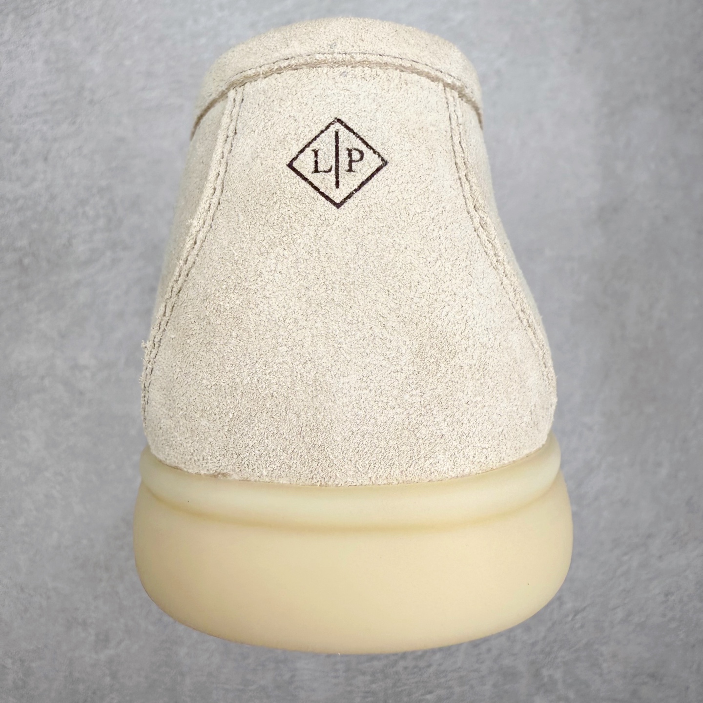 图片[8]-＃GD广顶 Loro Piana Tennis Walk Low 生活系列低帮复古百搭德训风休闲运动板鞋 意大利顶级奢侈品牌·诺悠翩雅 这款新款绒面革网球鞋采用超低帮设计 适合全年穿着 并具有防水性能 包边鞋底营造轻松迷人的色彩组合 将功能性与低调个性风格和谐融合 打造都市着装的理想鞋履选择 鞋跟处饰以Kummel色嵌片 柔软小牛皮鞋舌 压印LP徽标 棉质鞋带 材质：鞋面：牛剖层绒面革 鞋底：橡胶 衬里：牛皮革 尺码：37 38 39 40 41 42 43 44 45-选品中心