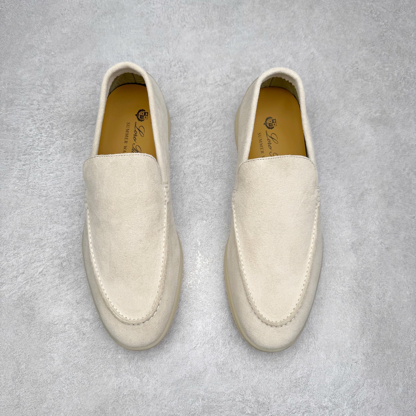 图片[2]-＃GD广顶 Loro Piana Tennis Walk Low 生活系列低帮复古百搭德训风休闲运动板鞋 意大利顶级奢侈品牌·诺悠翩雅 这款新款绒面革网球鞋采用超低帮设计 适合全年穿着 并具有防水性能 包边鞋底营造轻松迷人的色彩组合 将功能性与低调个性风格和谐融合 打造都市着装的理想鞋履选择 鞋跟处饰以Kummel色嵌片 柔软小牛皮鞋舌 压印LP徽标 棉质鞋带 材质：鞋面：牛剖层绒面革 鞋底：橡胶 衬里：牛皮革 尺码：37 38 39 40 41 42 43 44 45-选品中心