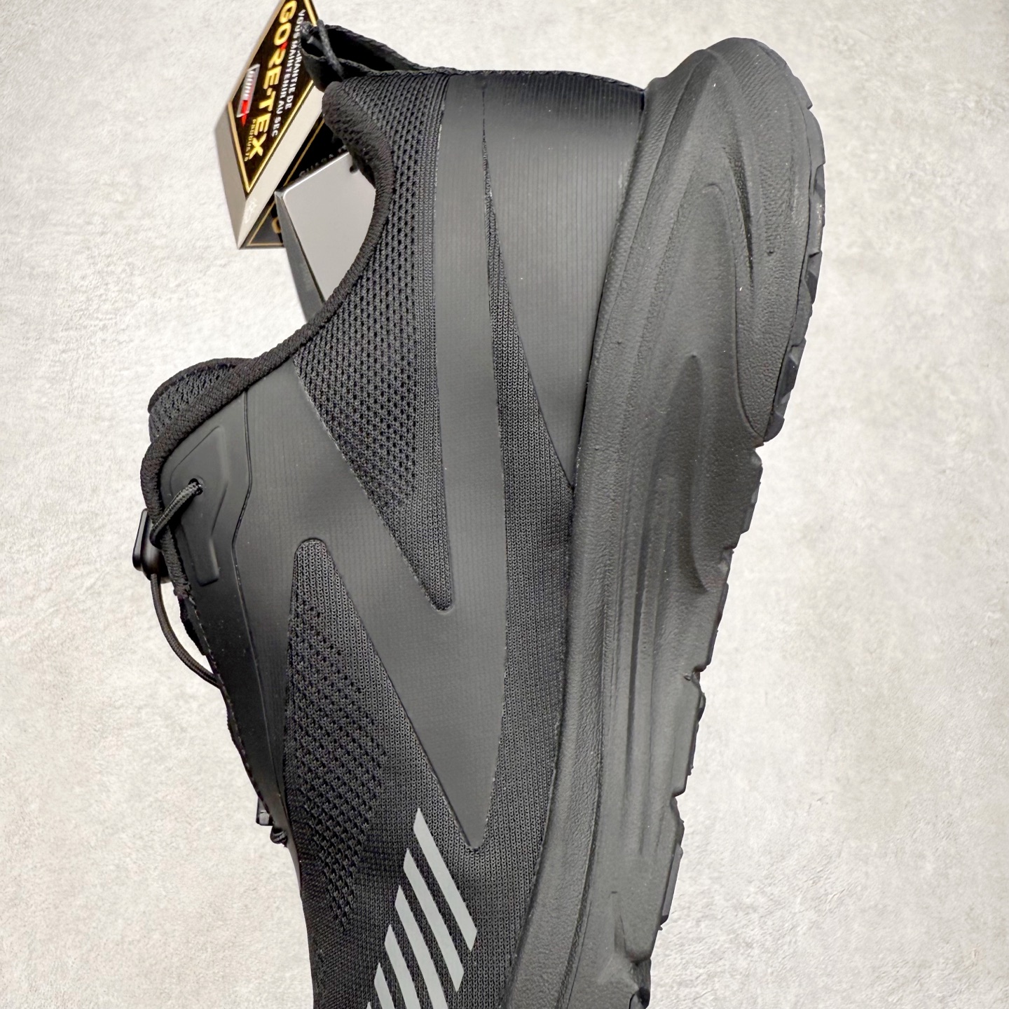 图片[7]-＃HP DESCENTE Enerzite 迪桑特舒适柔软防滑耐磨低帮休闲跑步鞋 DESCENTE（迪桑特）创立于1935年，品牌名取自法语词汇，意为“滑降”。品牌箭头标识代表滑雪的三种技术“高速直线滑行”、“穿越”和“侧滑”，也寓意品牌在打造高端专业运动产品中不断追求完美的创新精神，致力于成为中国高端专业滑雪、综训、女子、铁人三项、高尔夫的第一品牌。尺码：39 40 40.5 41 42 42.5 43 44 44.5 45-选品中心