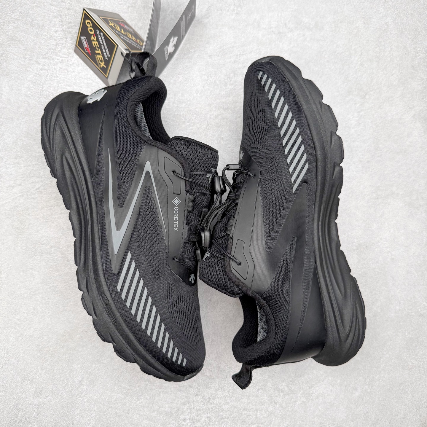 图片[3]-＃HP DESCENTE Enerzite 迪桑特舒适柔软防滑耐磨低帮休闲跑步鞋 DESCENTE（迪桑特）创立于1935年，品牌名取自法语词汇，意为“滑降”。品牌箭头标识代表滑雪的三种技术“高速直线滑行”、“穿越”和“侧滑”，也寓意品牌在打造高端专业运动产品中不断追求完美的创新精神，致力于成为中国高端专业滑雪、综训、女子、铁人三项、高尔夫的第一品牌。尺码：39 40 40.5 41 42 42.5 43 44 44.5 45-选品中心