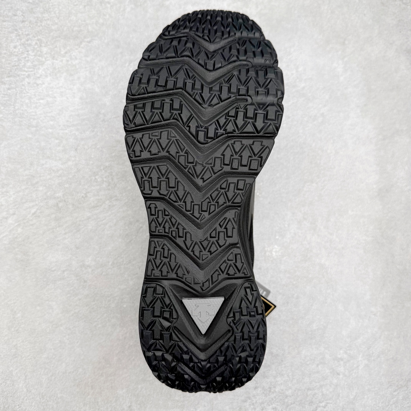 图片[9]-＃HP DESCENTE Enerzite 迪桑特舒适柔软防滑耐磨低帮休闲跑步鞋 DESCENTE（迪桑特）创立于1935年，品牌名取自法语词汇，意为“滑降”。品牌箭头标识代表滑雪的三种技术“高速直线滑行”、“穿越”和“侧滑”，也寓意品牌在打造高端专业运动产品中不断追求完美的创新精神，致力于成为中国高端专业滑雪、综训、女子、铁人三项、高尔夫的第一品牌。尺码：39 40 40.5 41 42 42.5 43 44 44.5 45-选品中心