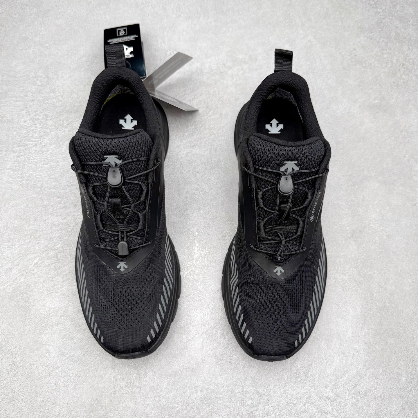 图片[2]-＃HP DESCENTE Enerzite 迪桑特舒适柔软防滑耐磨低帮休闲跑步鞋 DESCENTE（迪桑特）创立于1935年，品牌名取自法语词汇，意为“滑降”。品牌箭头标识代表滑雪的三种技术“高速直线滑行”、“穿越”和“侧滑”，也寓意品牌在打造高端专业运动产品中不断追求完美的创新精神，致力于成为中国高端专业滑雪、综训、女子、铁人三项、高尔夫的第一品牌。尺码：39 40 40.5 41 42 42.5 43 44 44.5 45-选品中心