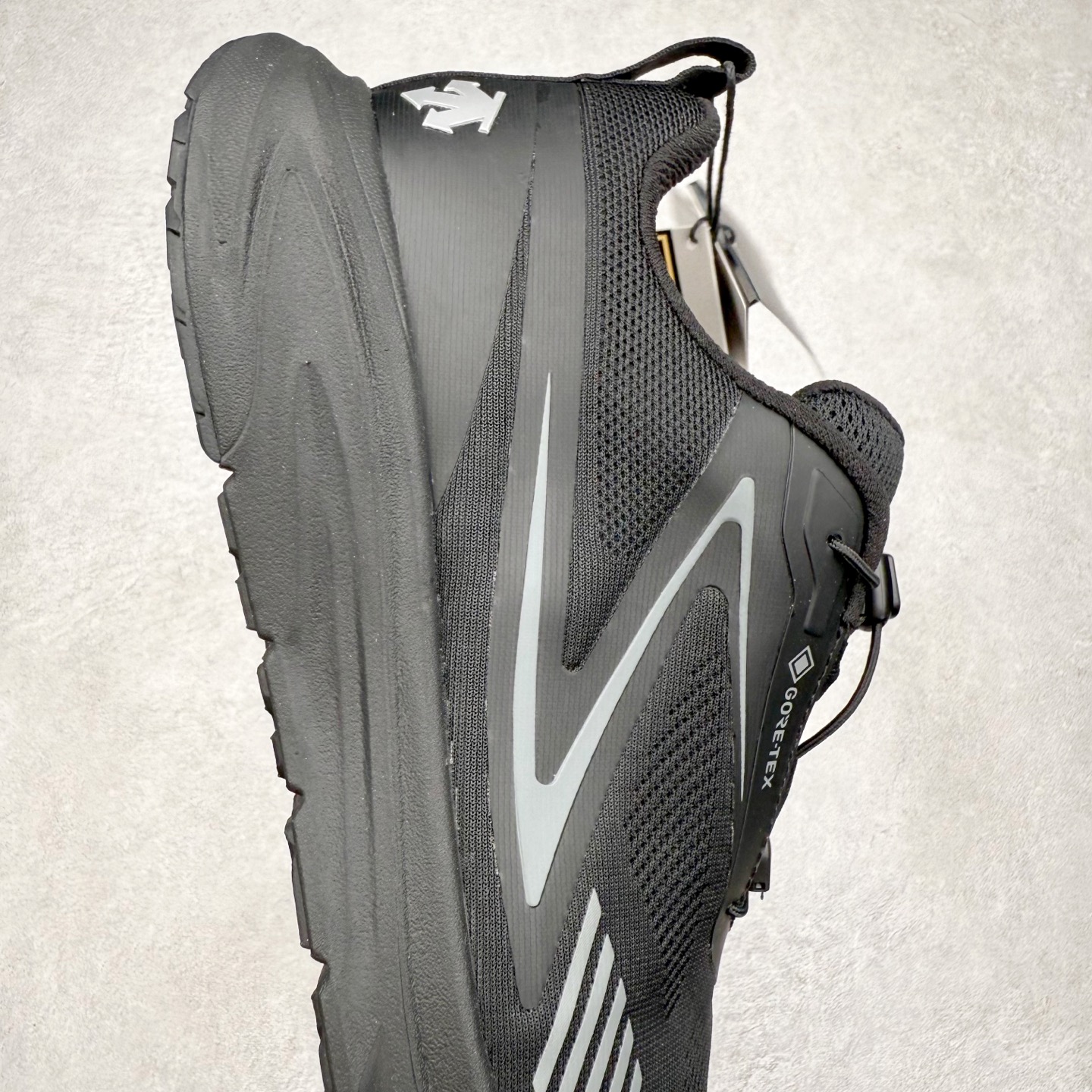 图片[6]-＃HP DESCENTE Enerzite 迪桑特舒适柔软防滑耐磨低帮休闲跑步鞋 DESCENTE（迪桑特）创立于1935年，品牌名取自法语词汇，意为“滑降”。品牌箭头标识代表滑雪的三种技术“高速直线滑行”、“穿越”和“侧滑”，也寓意品牌在打造高端专业运动产品中不断追求完美的创新精神，致力于成为中国高端专业滑雪、综训、女子、铁人三项、高尔夫的第一品牌。尺码：39 40 40.5 41 42 42.5 43 44 44.5 45-选品中心