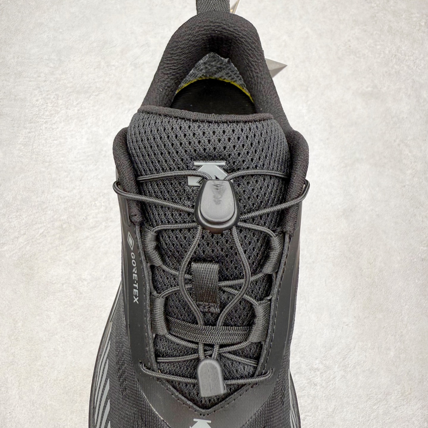 图片[5]-＃HP DESCENTE Enerzite 迪桑特舒适柔软防滑耐磨低帮休闲跑步鞋 DESCENTE（迪桑特）创立于1935年，品牌名取自法语词汇，意为“滑降”。品牌箭头标识代表滑雪的三种技术“高速直线滑行”、“穿越”和“侧滑”，也寓意品牌在打造高端专业运动产品中不断追求完美的创新精神，致力于成为中国高端专业滑雪、综训、女子、铁人三项、高尔夫的第一品牌。尺码：39 40 40.5 41 42 42.5 43 44 44.5 45-选品中心