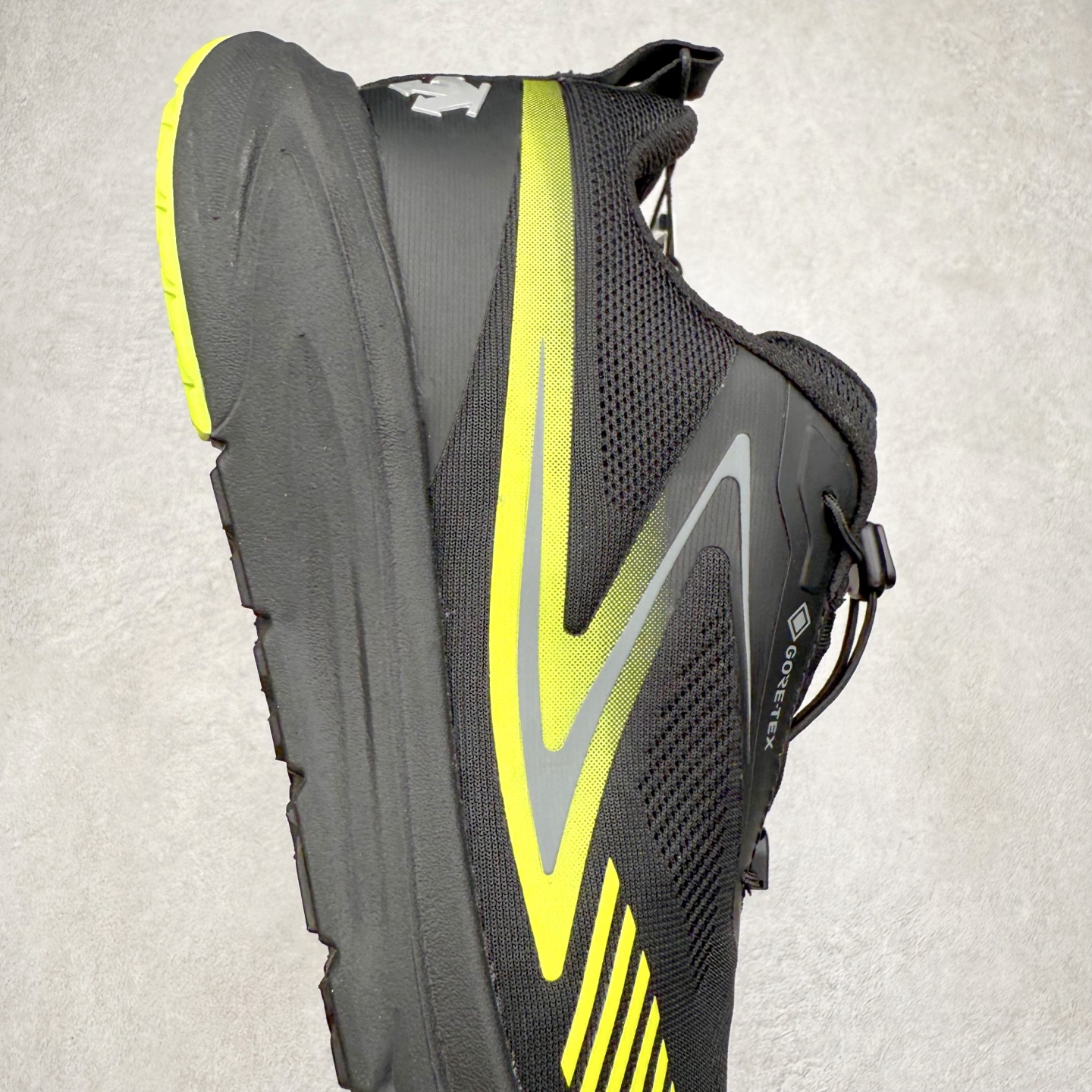 图片[6]-＃HP DESCENTE Enerzite 迪桑特舒适柔软防滑耐磨低帮休闲跑步鞋 DESCENTE（迪桑特）创立于1935年，品牌名取自法语词汇，意为“滑降”。品牌箭头标识代表滑雪的三种技术“高速直线滑行”、“穿越”和“侧滑”，也寓意品牌在打造高端专业运动产品中不断追求完美的创新精神，致力于成为中国高端专业滑雪、综训、女子、铁人三项、高尔夫的第一品牌。尺码：39 40 40.5 41 42 42.5 43 44 44.5 45-选品中心