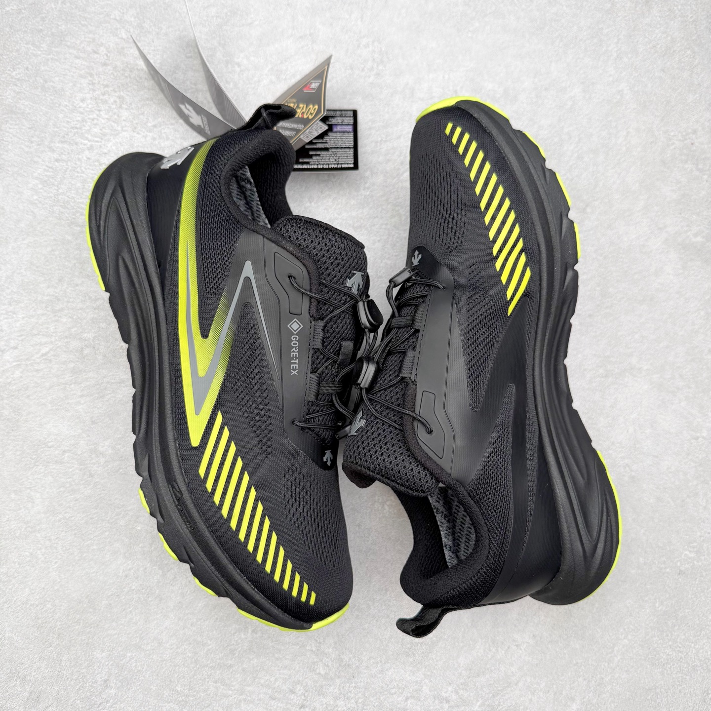 图片[3]-＃HP DESCENTE Enerzite 迪桑特舒适柔软防滑耐磨低帮休闲跑步鞋 DESCENTE（迪桑特）创立于1935年，品牌名取自法语词汇，意为“滑降”。品牌箭头标识代表滑雪的三种技术“高速直线滑行”、“穿越”和“侧滑”，也寓意品牌在打造高端专业运动产品中不断追求完美的创新精神，致力于成为中国高端专业滑雪、综训、女子、铁人三项、高尔夫的第一品牌。尺码：39 40 40.5 41 42 42.5 43 44 44.5 45-选品中心