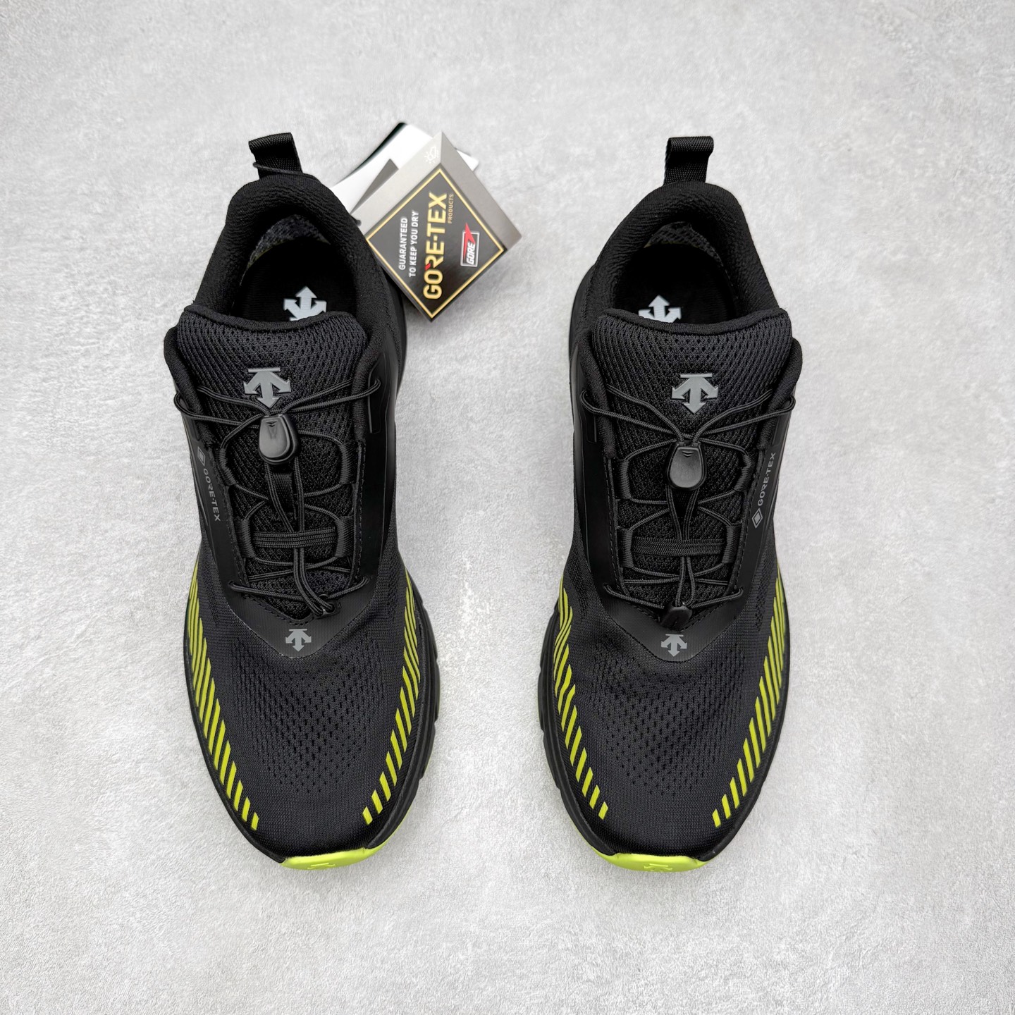 图片[2]-＃HP DESCENTE Enerzite 迪桑特舒适柔软防滑耐磨低帮休闲跑步鞋 DESCENTE（迪桑特）创立于1935年，品牌名取自法语词汇，意为“滑降”。品牌箭头标识代表滑雪的三种技术“高速直线滑行”、“穿越”和“侧滑”，也寓意品牌在打造高端专业运动产品中不断追求完美的创新精神，致力于成为中国高端专业滑雪、综训、女子、铁人三项、高尔夫的第一品牌。尺码：39 40 40.5 41 42 42.5 43 44 44.5 45-选品中心