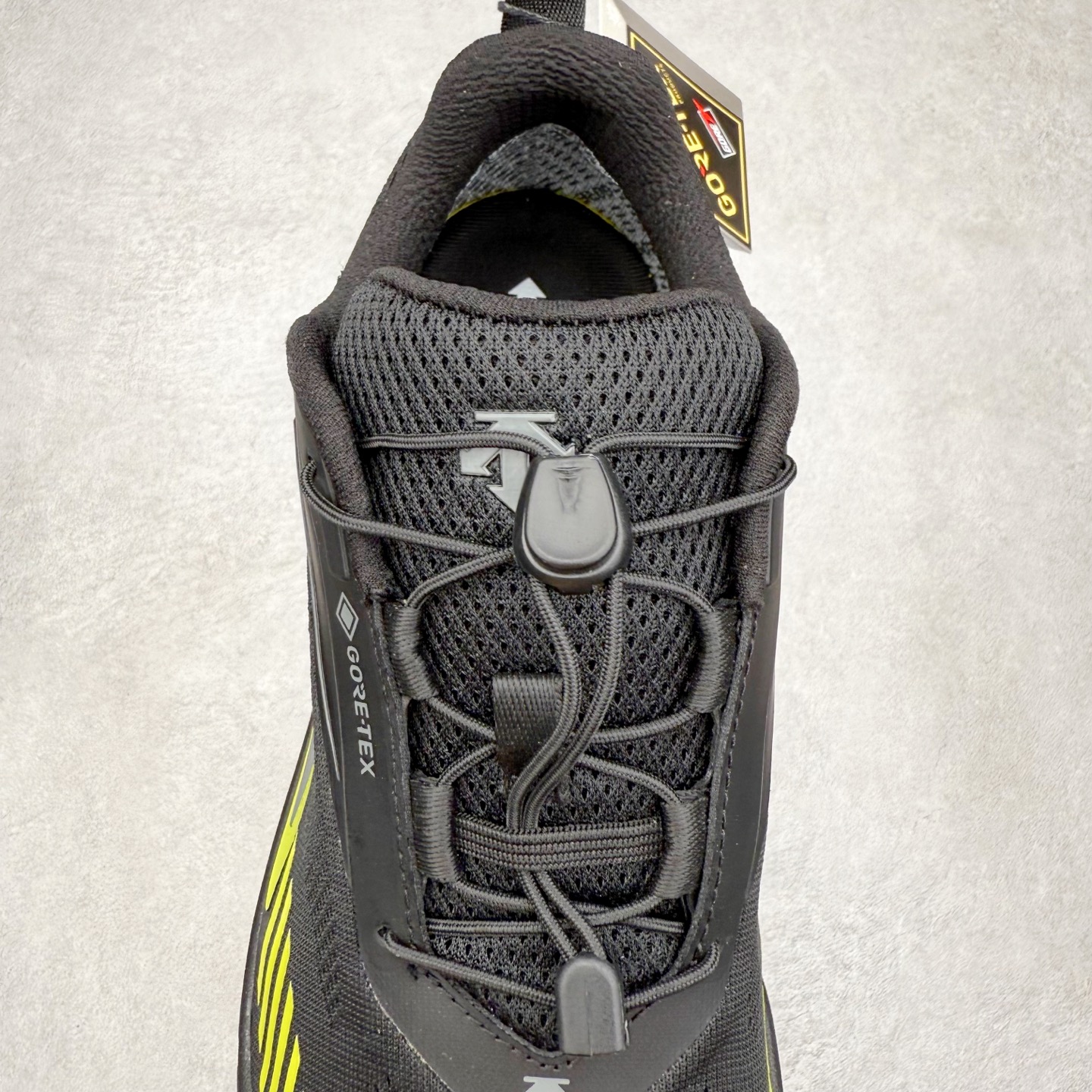 图片[5]-＃HP DESCENTE Enerzite 迪桑特舒适柔软防滑耐磨低帮休闲跑步鞋 DESCENTE（迪桑特）创立于1935年，品牌名取自法语词汇，意为“滑降”。品牌箭头标识代表滑雪的三种技术“高速直线滑行”、“穿越”和“侧滑”，也寓意品牌在打造高端专业运动产品中不断追求完美的创新精神，致力于成为中国高端专业滑雪、综训、女子、铁人三项、高尔夫的第一品牌。尺码：39 40 40.5 41 42 42.5 43 44 44.5 45-选品中心