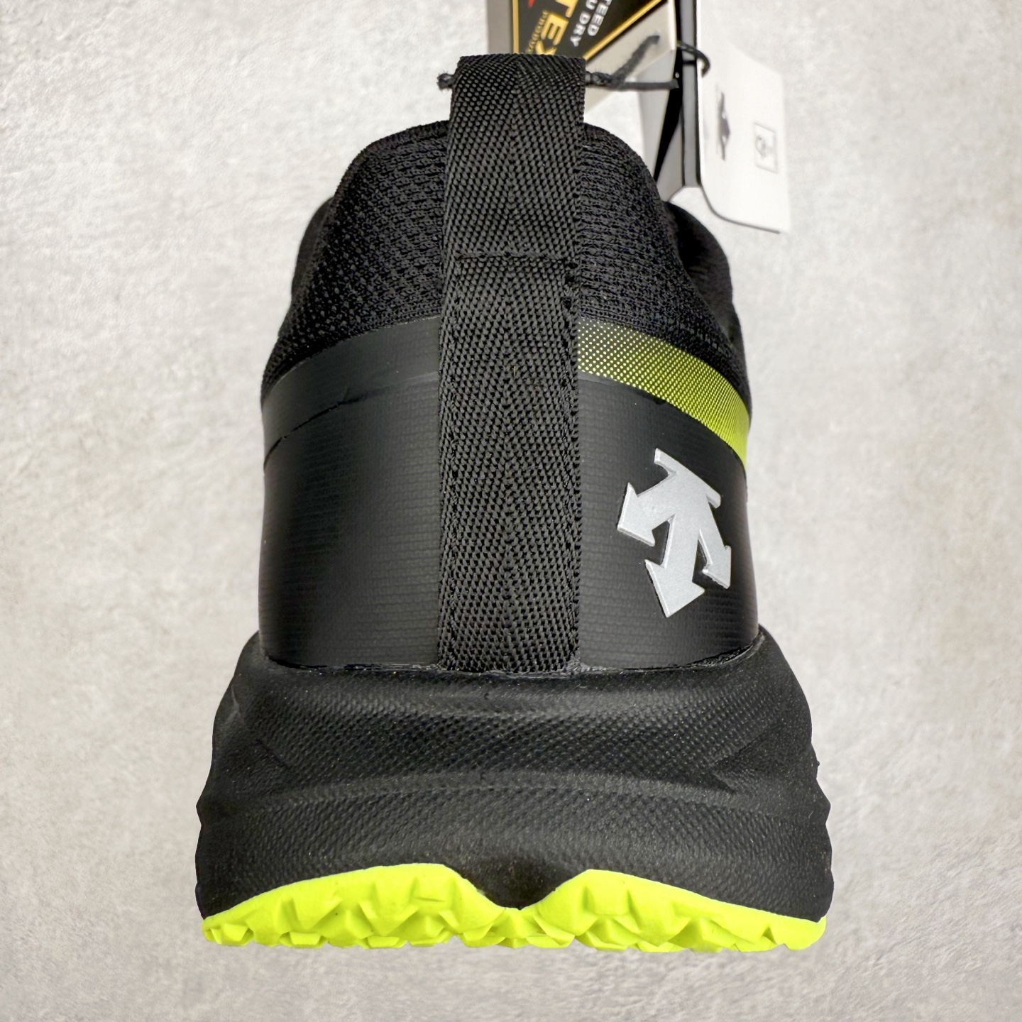 图片[8]-＃HP DESCENTE Enerzite 迪桑特舒适柔软防滑耐磨低帮休闲跑步鞋 DESCENTE（迪桑特）创立于1935年，品牌名取自法语词汇，意为“滑降”。品牌箭头标识代表滑雪的三种技术“高速直线滑行”、“穿越”和“侧滑”，也寓意品牌在打造高端专业运动产品中不断追求完美的创新精神，致力于成为中国高端专业滑雪、综训、女子、铁人三项、高尔夫的第一品牌。尺码：39 40 40.5 41 42 42.5 43 44 44.5 45-选品中心