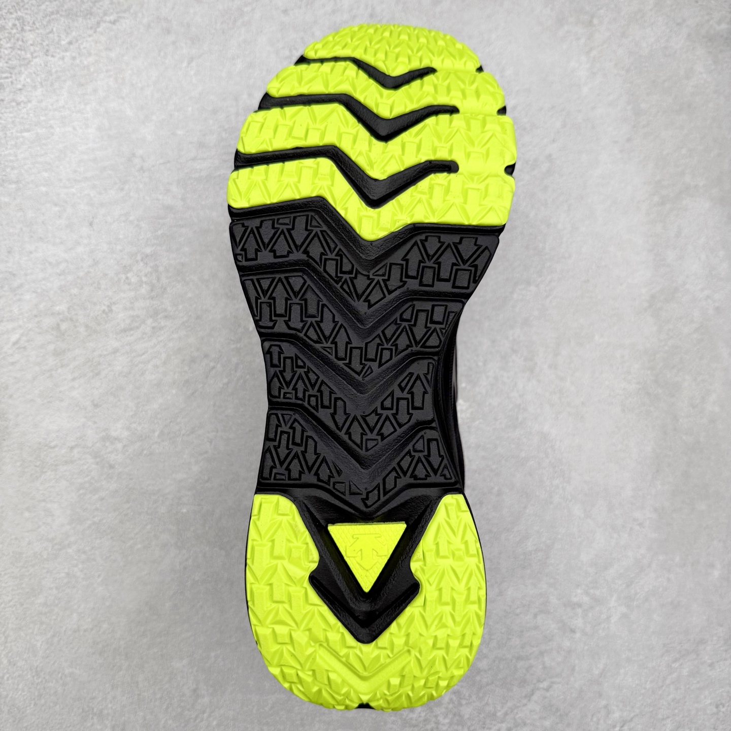 图片[9]-＃HP DESCENTE Enerzite 迪桑特舒适柔软防滑耐磨低帮休闲跑步鞋 DESCENTE（迪桑特）创立于1935年，品牌名取自法语词汇，意为“滑降”。品牌箭头标识代表滑雪的三种技术“高速直线滑行”、“穿越”和“侧滑”，也寓意品牌在打造高端专业运动产品中不断追求完美的创新精神，致力于成为中国高端专业滑雪、综训、女子、铁人三项、高尔夫的第一品牌。尺码：39 40 40.5 41 42 42.5 43 44 44.5 45-选品中心