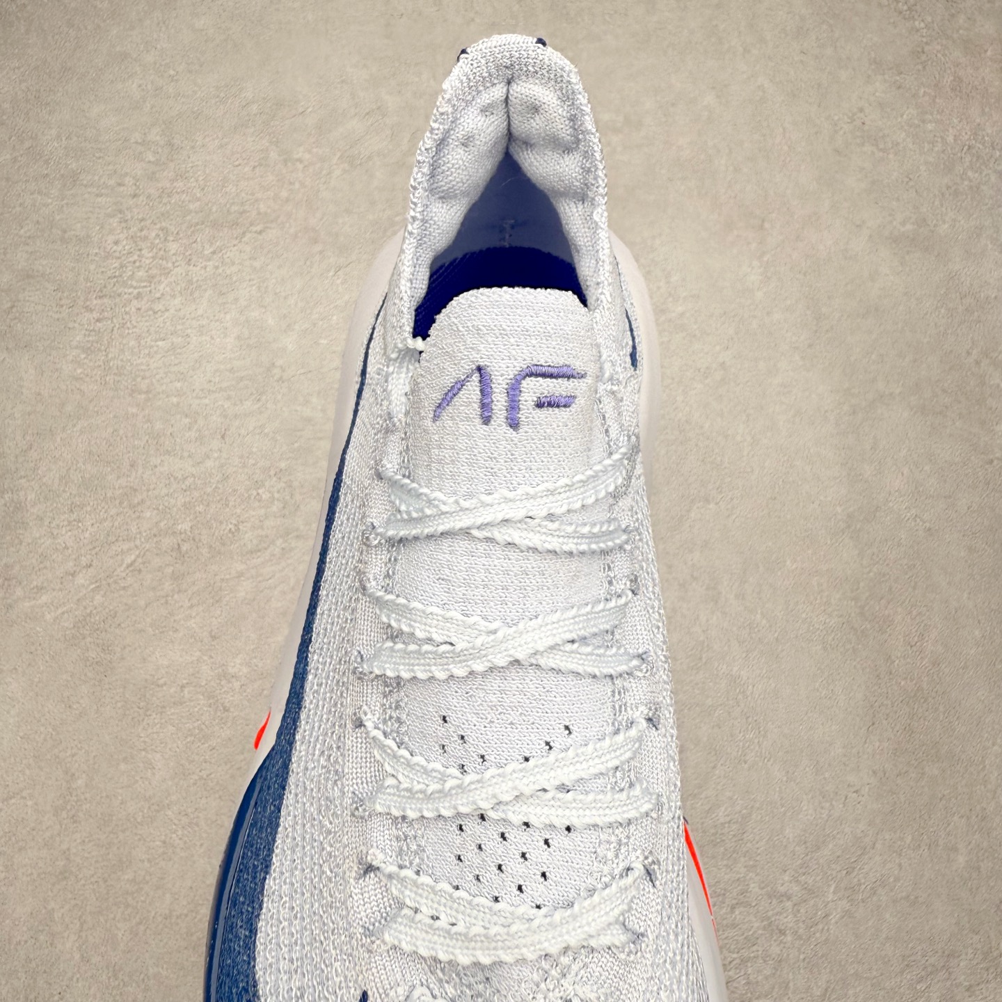 图片[5]-NK Air Zoom Alphafly NEXT% 3 2024全新马拉松超级跑鞋 有史以来最轻盈、测试次数最多的NK Alphafly 经过精英马拉松运动员的测试验证 并搭载Air Zoom气垫 旨在助力跑者实现突破 取得更佳的成绩 在开发过程中 Alphafly 3帮助耐克运动员凯尔文·基普图姆（Kelvin Kiptum）以2：00：35的成绩刷新了马拉松世界纪录 Alphafly的动力设计没有改变——Air Zoom气垫单元、Flyplate碳纤维板和ZoomX泡绵 但是整体系统的制作方法略有调整 优化和提升了对运动员的帮助 主要更新包括一体式鞋底 提供顺畅稳定的“后跟到脚趾”过渡；更宽的全长Flyplate碳纤维板提供稳定助推力 全新Fast Shot外底保证出色牵引力和抓地力 全新Atomknit 3.0鞋面提供更强的控制力、透气性和中足支撑力 尺码：36 36.5 37.5 38 38.5 39 40 40.5 41 42 42.5 43 44 44.5 45-选品中心