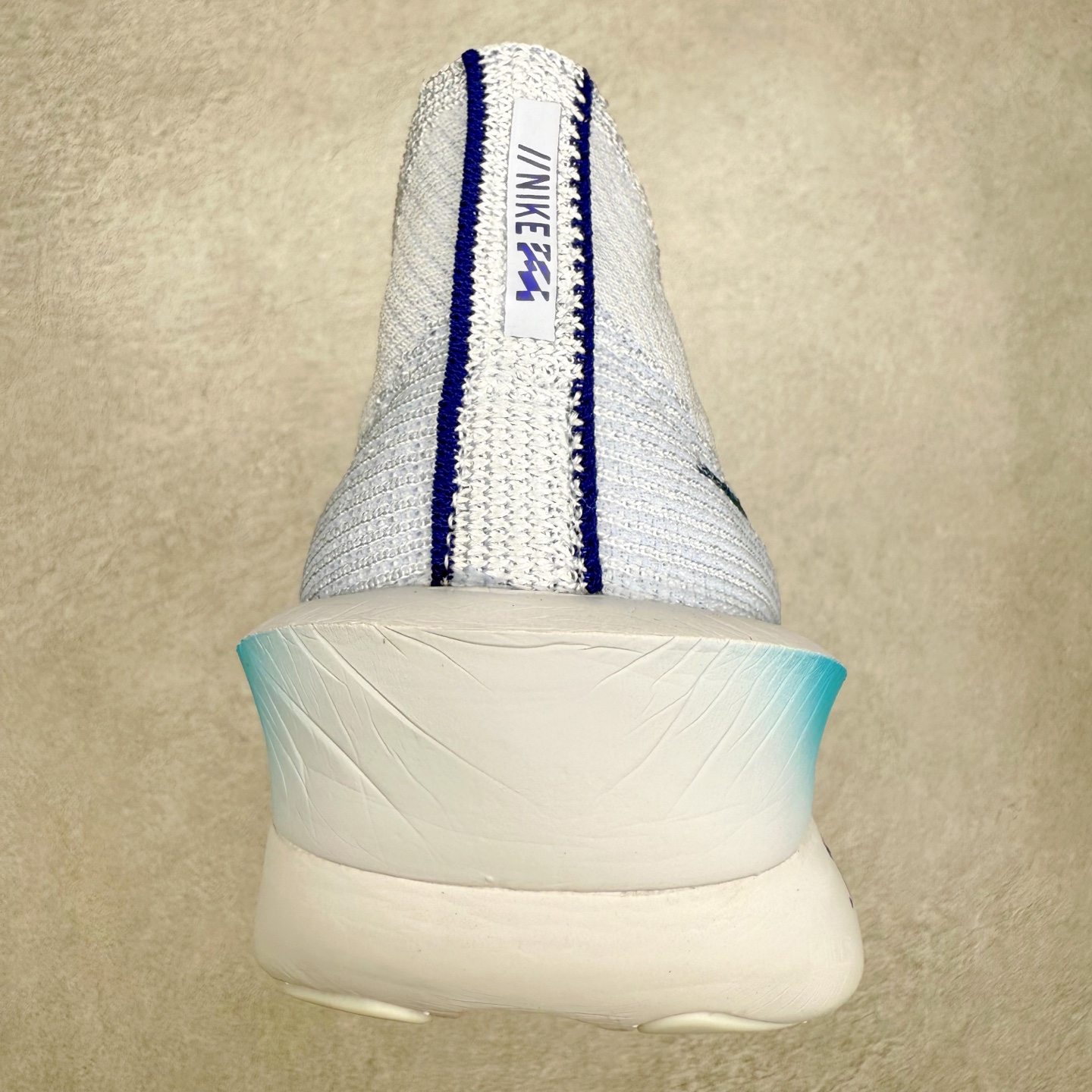 图片[8]-NK Air Zoom Alphafly NEXT% 3 2024全新马拉松超级跑鞋 有史以来最轻盈、测试次数最多的NK Alphafly 经过精英马拉松运动员的测试验证 并搭载Air Zoom气垫 旨在助力跑者实现突破 取得更佳的成绩 在开发过程中 Alphafly 3帮助耐克运动员凯尔文·基普图姆（Kelvin Kiptum）以2：00：35的成绩刷新了马拉松世界纪录 Alphafly的动力设计没有改变——Air Zoom气垫单元、Flyplate碳纤维板和ZoomX泡绵 但是整体系统的制作方法略有调整 优化和提升了对运动员的帮助 主要更新包括一体式鞋底 提供顺畅稳定的“后跟到脚趾”过渡；更宽的全长Flyplate碳纤维板提供稳定助推力 全新Fast Shot外底保证出色牵引力和抓地力 全新Atomknit 3.0鞋面提供更强的控制力、透气性和中足支撑力 尺码：36 36.5 37.5 38 38.5 39 40 40.5 41 42 42.5 43 44 44.5 45-选品中心