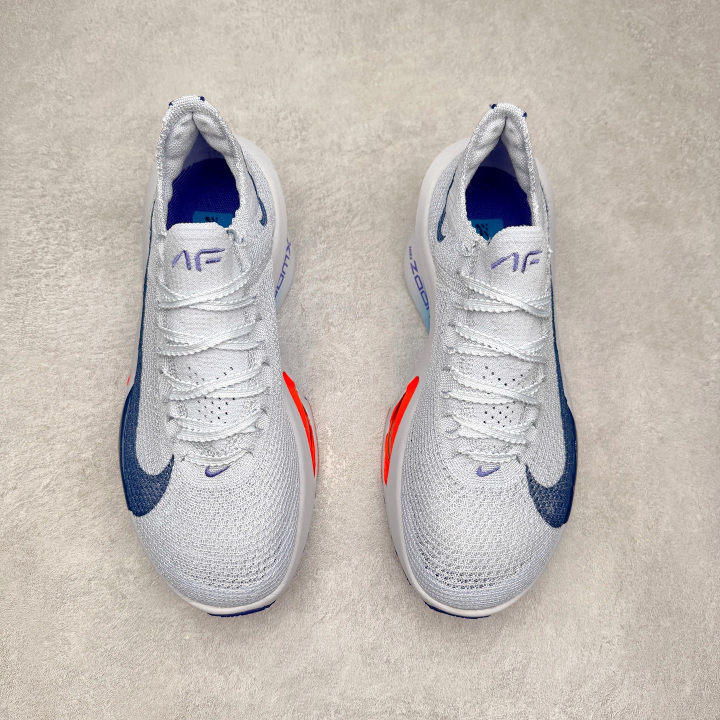 图片[2]-NK Air Zoom Alphafly NEXT% 3 2024全新马拉松超级跑鞋 有史以来最轻盈、测试次数最多的NK Alphafly 经过精英马拉松运动员的测试验证 并搭载Air Zoom气垫 旨在助力跑者实现突破 取得更佳的成绩 在开发过程中 Alphafly 3帮助耐克运动员凯尔文·基普图姆（Kelvin Kiptum）以2：00：35的成绩刷新了马拉松世界纪录 Alphafly的动力设计没有改变——Air Zoom气垫单元、Flyplate碳纤维板和ZoomX泡绵 但是整体系统的制作方法略有调整 优化和提升了对运动员的帮助 主要更新包括一体式鞋底 提供顺畅稳定的“后跟到脚趾”过渡；更宽的全长Flyplate碳纤维板提供稳定助推力 全新Fast Shot外底保证出色牵引力和抓地力 全新Atomknit 3.0鞋面提供更强的控制力、透气性和中足支撑力 尺码：36 36.5 37.5 38 38.5 39 40 40.5 41 42 42.5 43 44 44.5 45-选品中心