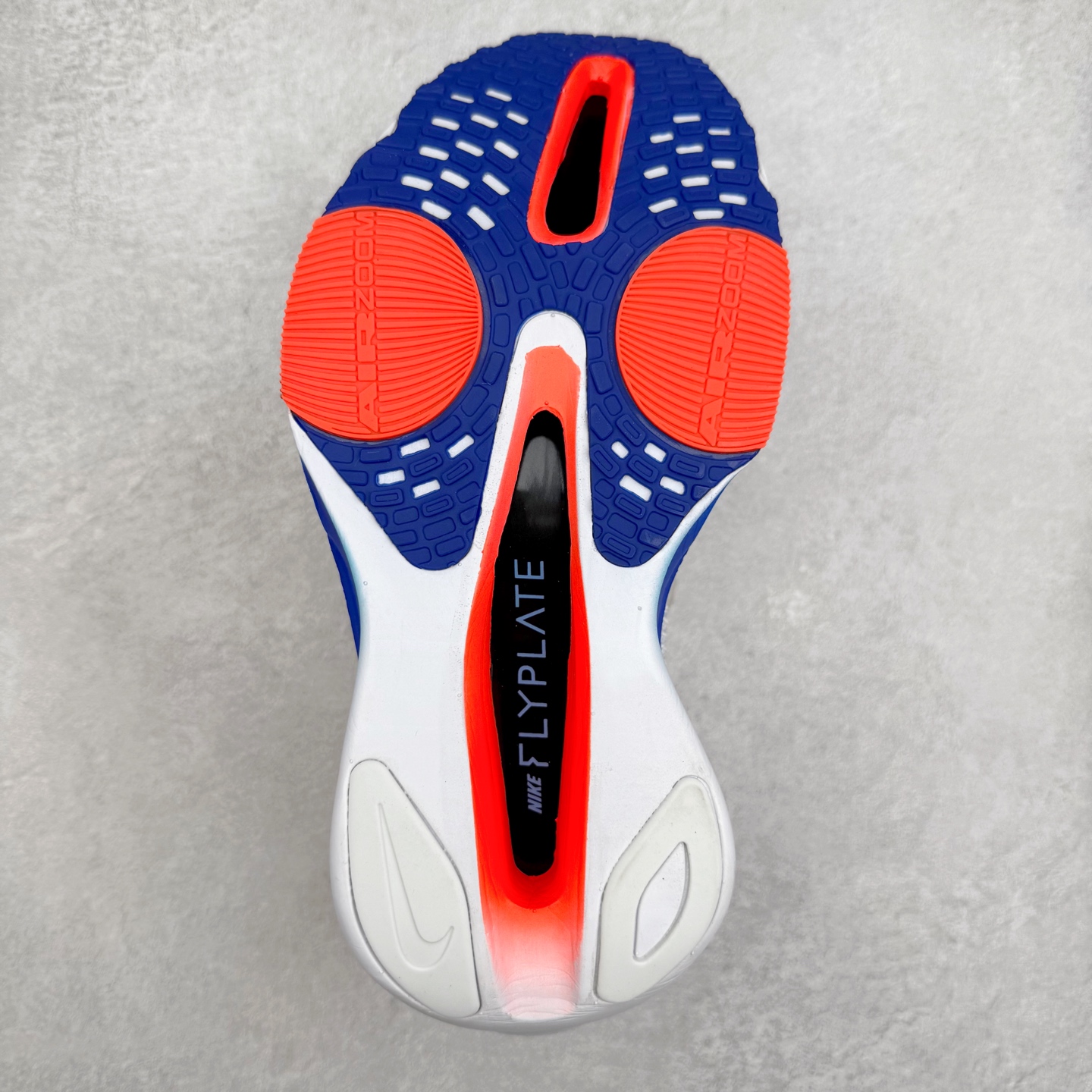 图片[9]-NK Air Zoom Alphafly NEXT% 3 2024全新马拉松超级跑鞋 有史以来最轻盈、测试次数最多的NK Alphafly 经过精英马拉松运动员的测试验证 并搭载Air Zoom气垫 旨在助力跑者实现突破 取得更佳的成绩 在开发过程中 Alphafly 3帮助耐克运动员凯尔文·基普图姆（Kelvin Kiptum）以2：00：35的成绩刷新了马拉松世界纪录 Alphafly的动力设计没有改变——Air Zoom气垫单元、Flyplate碳纤维板和ZoomX泡绵 但是整体系统的制作方法略有调整 优化和提升了对运动员的帮助 主要更新包括一体式鞋底 提供顺畅稳定的“后跟到脚趾”过渡；更宽的全长Flyplate碳纤维板提供稳定助推力 全新Fast Shot外底保证出色牵引力和抓地力 全新Atomknit 3.0鞋面提供更强的控制力、透气性和中足支撑力 尺码：36 36.5 37.5 38 38.5 39 40 40.5 41 42 42.5 43 44 44.5 45-选品中心