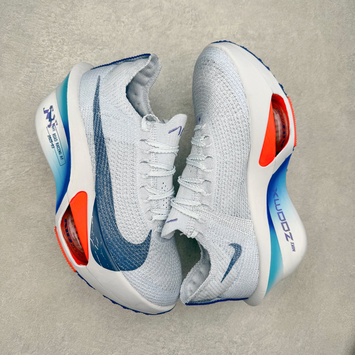 图片[3]-NK Air Zoom Alphafly NEXT% 3 2024全新马拉松超级跑鞋 有史以来最轻盈、测试次数最多的NK Alphafly 经过精英马拉松运动员的测试验证 并搭载Air Zoom气垫 旨在助力跑者实现突破 取得更佳的成绩 在开发过程中 Alphafly 3帮助耐克运动员凯尔文·基普图姆（Kelvin Kiptum）以2：00：35的成绩刷新了马拉松世界纪录 Alphafly的动力设计没有改变——Air Zoom气垫单元、Flyplate碳纤维板和ZoomX泡绵 但是整体系统的制作方法略有调整 优化和提升了对运动员的帮助 主要更新包括一体式鞋底 提供顺畅稳定的“后跟到脚趾”过渡；更宽的全长Flyplate碳纤维板提供稳定助推力 全新Fast Shot外底保证出色牵引力和抓地力 全新Atomknit 3.0鞋面提供更强的控制力、透气性和中足支撑力 尺码：36 36.5 37.5 38 38.5 39 40 40.5 41 42 42.5 43 44 44.5 45-选品中心