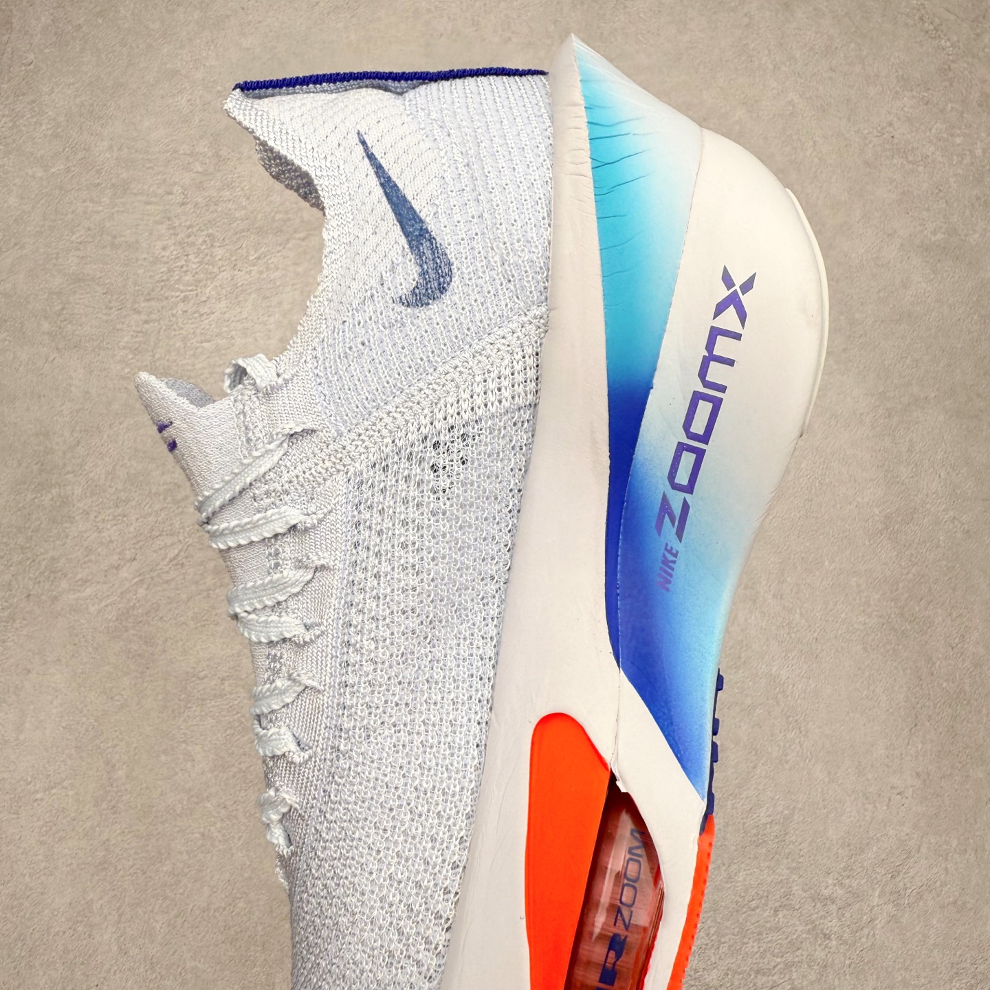 图片[7]-NK Air Zoom Alphafly NEXT% 3 2024全新马拉松超级跑鞋 有史以来最轻盈、测试次数最多的NK Alphafly 经过精英马拉松运动员的测试验证 并搭载Air Zoom气垫 旨在助力跑者实现突破 取得更佳的成绩 在开发过程中 Alphafly 3帮助耐克运动员凯尔文·基普图姆（Kelvin Kiptum）以2：00：35的成绩刷新了马拉松世界纪录 Alphafly的动力设计没有改变——Air Zoom气垫单元、Flyplate碳纤维板和ZoomX泡绵 但是整体系统的制作方法略有调整 优化和提升了对运动员的帮助 主要更新包括一体式鞋底 提供顺畅稳定的“后跟到脚趾”过渡；更宽的全长Flyplate碳纤维板提供稳定助推力 全新Fast Shot外底保证出色牵引力和抓地力 全新Atomknit 3.0鞋面提供更强的控制力、透气性和中足支撑力 尺码：36 36.5 37.5 38 38.5 39 40 40.5 41 42 42.5 43 44 44.5 45-选品中心