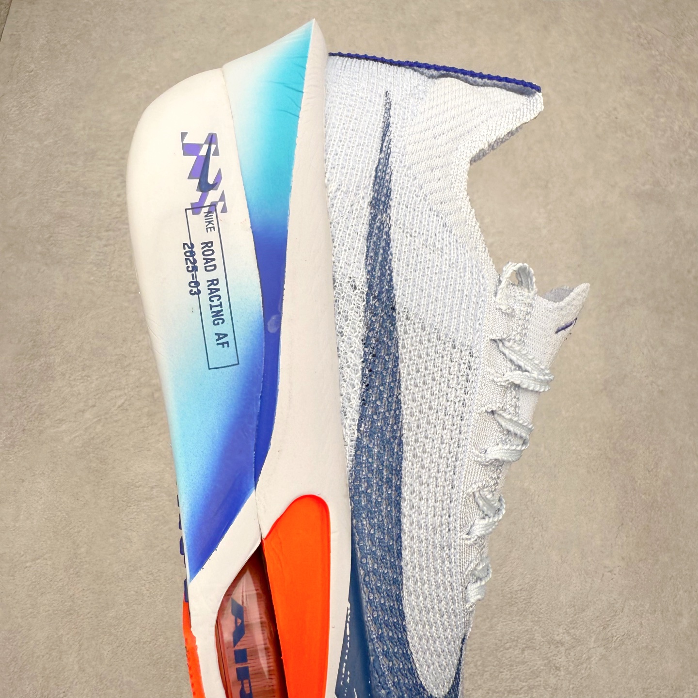 图片[6]-NK Air Zoom Alphafly NEXT% 3 2024全新马拉松超级跑鞋 有史以来最轻盈、测试次数最多的NK Alphafly 经过精英马拉松运动员的测试验证 并搭载Air Zoom气垫 旨在助力跑者实现突破 取得更佳的成绩 在开发过程中 Alphafly 3帮助耐克运动员凯尔文·基普图姆（Kelvin Kiptum）以2：00：35的成绩刷新了马拉松世界纪录 Alphafly的动力设计没有改变——Air Zoom气垫单元、Flyplate碳纤维板和ZoomX泡绵 但是整体系统的制作方法略有调整 优化和提升了对运动员的帮助 主要更新包括一体式鞋底 提供顺畅稳定的“后跟到脚趾”过渡；更宽的全长Flyplate碳纤维板提供稳定助推力 全新Fast Shot外底保证出色牵引力和抓地力 全新Atomknit 3.0鞋面提供更强的控制力、透气性和中足支撑力 尺码：36 36.5 37.5 38 38.5 39 40 40.5 41 42 42.5 43 44 44.5 45-选品中心