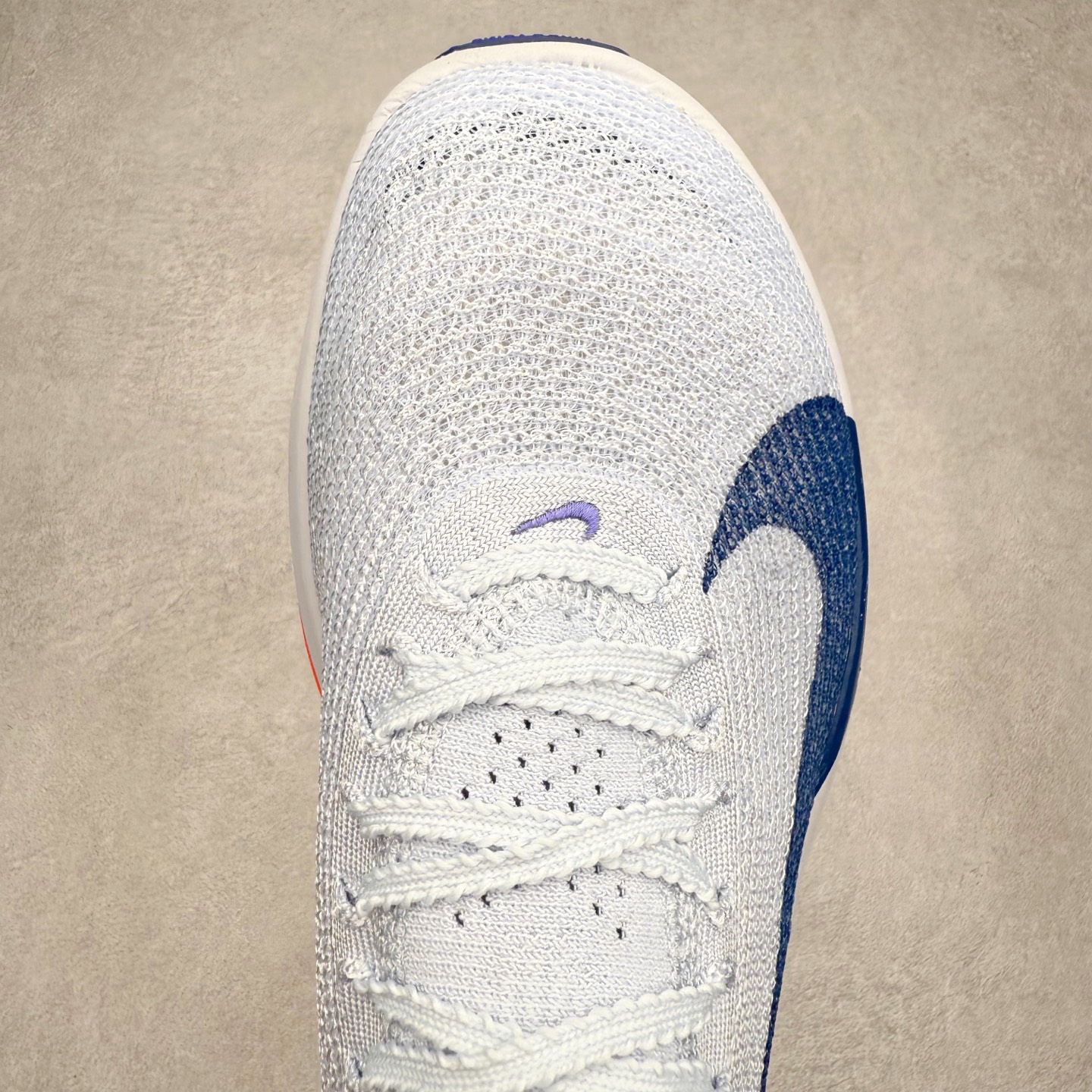 图片[4]-NK Air Zoom Alphafly NEXT% 3 2024全新马拉松超级跑鞋 有史以来最轻盈、测试次数最多的NK Alphafly 经过精英马拉松运动员的测试验证 并搭载Air Zoom气垫 旨在助力跑者实现突破 取得更佳的成绩 在开发过程中 Alphafly 3帮助耐克运动员凯尔文·基普图姆（Kelvin Kiptum）以2：00：35的成绩刷新了马拉松世界纪录 Alphafly的动力设计没有改变——Air Zoom气垫单元、Flyplate碳纤维板和ZoomX泡绵 但是整体系统的制作方法略有调整 优化和提升了对运动员的帮助 主要更新包括一体式鞋底 提供顺畅稳定的“后跟到脚趾”过渡；更宽的全长Flyplate碳纤维板提供稳定助推力 全新Fast Shot外底保证出色牵引力和抓地力 全新Atomknit 3.0鞋面提供更强的控制力、透气性和中足支撑力 尺码：36 36.5 37.5 38 38.5 39 40 40.5 41 42 42.5 43 44 44.5 45-选品中心