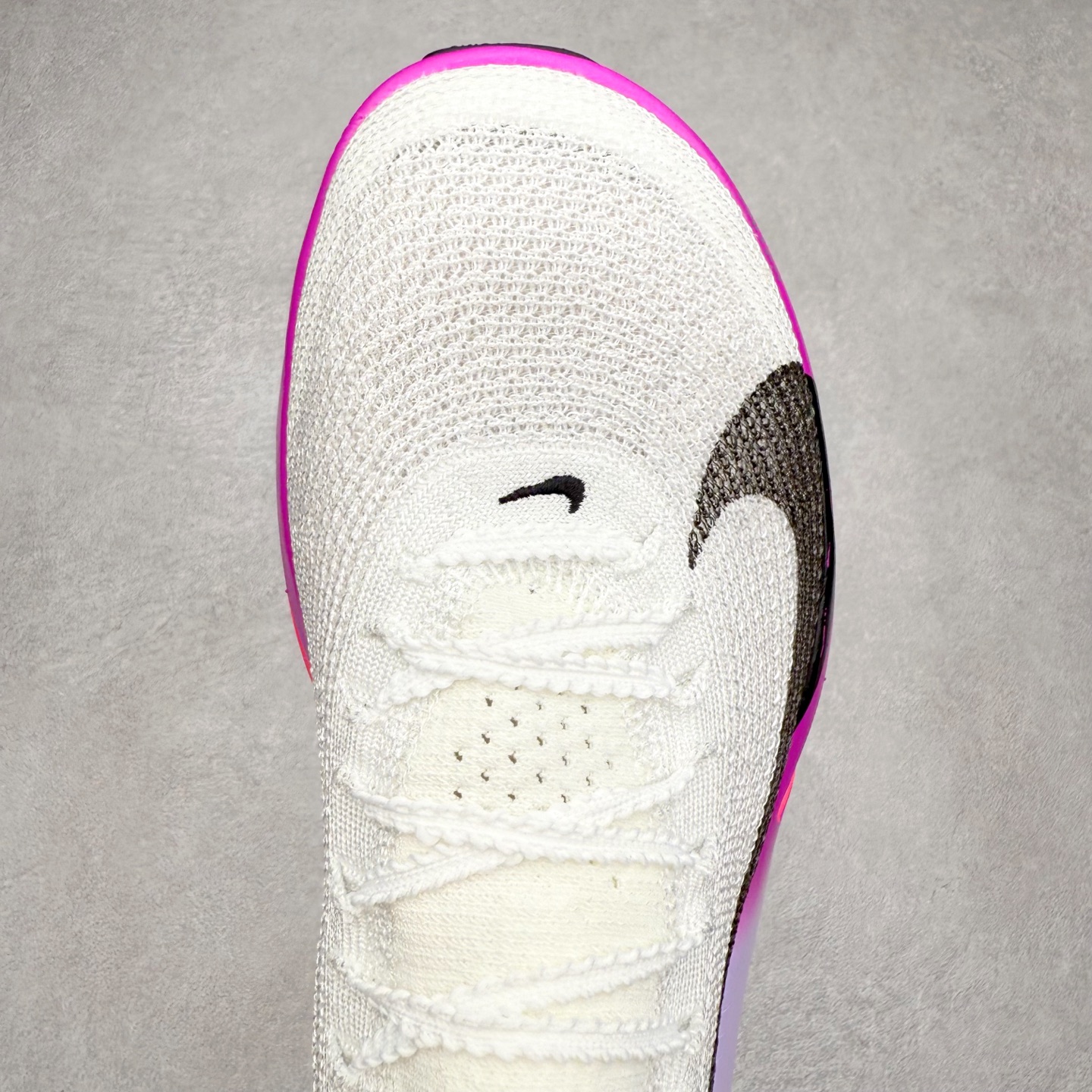 图片[4]-NK Air Zoom Alphafly NEXT% 3 2024全新马拉松超级跑鞋 有史以来最轻盈、测试次数最多的NK Alphafly 经过精英马拉松运动员的测试验证 并搭载Air Zoom气垫 旨在助力跑者实现突破 取得更佳的成绩 在开发过程中 Alphafly 3帮助耐克运动员凯尔文·基普图姆（Kelvin Kiptum）以2：00：35的成绩刷新了马拉松世界纪录 Alphafly的动力设计没有改变——Air Zoom气垫单元、Flyplate碳纤维板和ZoomX泡绵 但是整体系统的制作方法略有调整 优化和提升了对运动员的帮助 主要更新包括一体式鞋底 提供顺畅稳定的“后跟到脚趾”过渡；更宽的全长Flyplate碳纤维板提供稳定助推力 全新Fast Shot外底保证出色牵引力和抓地力 全新Atomknit 3.0鞋面提供更强的控制力、透气性和中足支撑力 尺码：36 36.5 37.5 38 38.5 39 40 40.5 41 42 42.5 43 44 44.5 45-选品中心