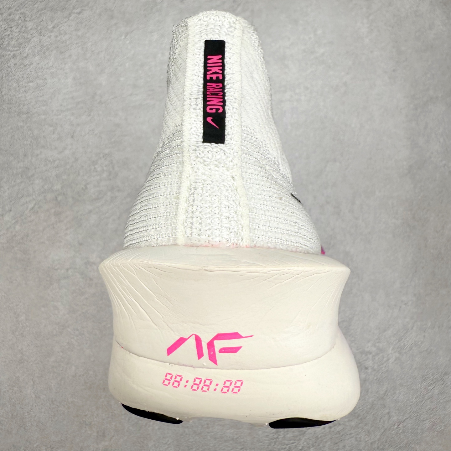 图片[8]-NK Air Zoom Alphafly NEXT% 3 2024全新马拉松超级跑鞋 有史以来最轻盈、测试次数最多的NK Alphafly 经过精英马拉松运动员的测试验证 并搭载Air Zoom气垫 旨在助力跑者实现突破 取得更佳的成绩 在开发过程中 Alphafly 3帮助耐克运动员凯尔文·基普图姆（Kelvin Kiptum）以2：00：35的成绩刷新了马拉松世界纪录 Alphafly的动力设计没有改变——Air Zoom气垫单元、Flyplate碳纤维板和ZoomX泡绵 但是整体系统的制作方法略有调整 优化和提升了对运动员的帮助 主要更新包括一体式鞋底 提供顺畅稳定的“后跟到脚趾”过渡；更宽的全长Flyplate碳纤维板提供稳定助推力 全新Fast Shot外底保证出色牵引力和抓地力 全新Atomknit 3.0鞋面提供更强的控制力、透气性和中足支撑力 尺码：36 36.5 37.5 38 38.5 39 40 40.5 41 42 42.5 43 44 44.5 45-选品中心