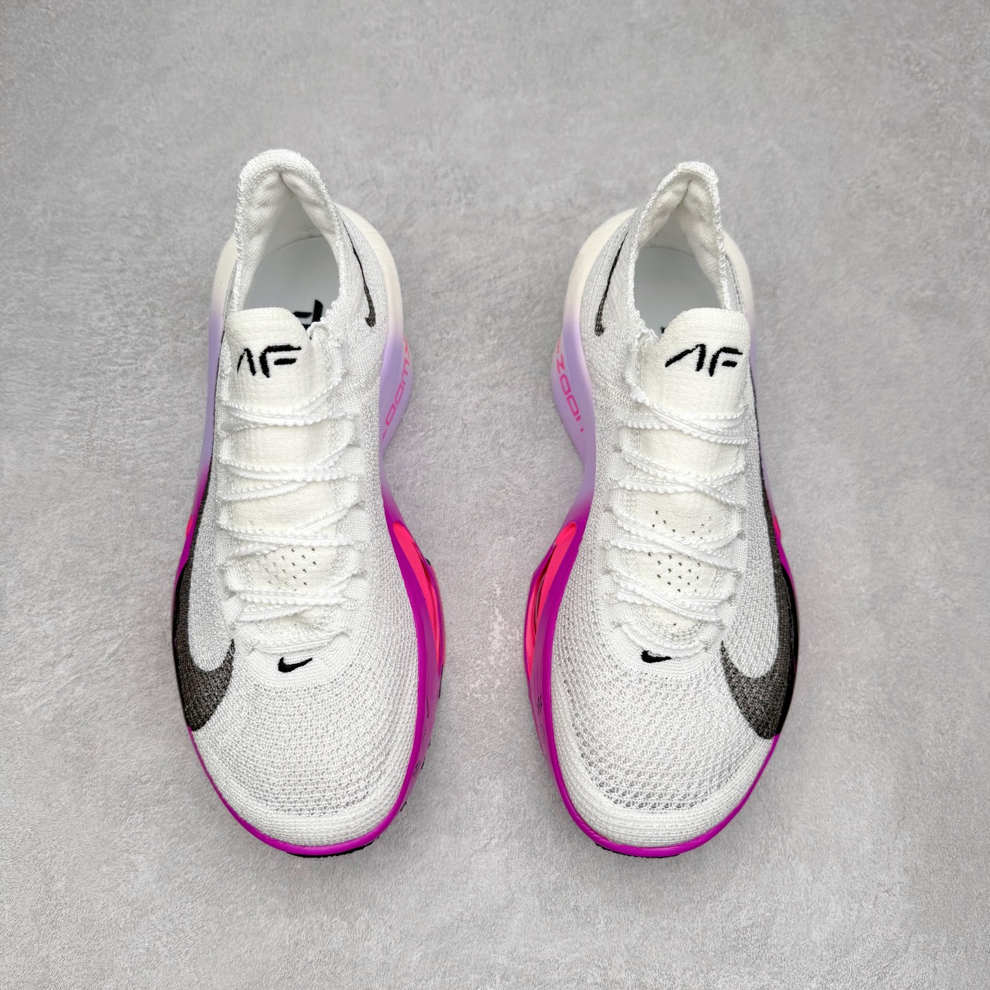 图片[2]-NK Air Zoom Alphafly NEXT% 3 2024全新马拉松超级跑鞋 有史以来最轻盈、测试次数最多的NK Alphafly 经过精英马拉松运动员的测试验证 并搭载Air Zoom气垫 旨在助力跑者实现突破 取得更佳的成绩 在开发过程中 Alphafly 3帮助耐克运动员凯尔文·基普图姆（Kelvin Kiptum）以2：00：35的成绩刷新了马拉松世界纪录 Alphafly的动力设计没有改变——Air Zoom气垫单元、Flyplate碳纤维板和ZoomX泡绵 但是整体系统的制作方法略有调整 优化和提升了对运动员的帮助 主要更新包括一体式鞋底 提供顺畅稳定的“后跟到脚趾”过渡；更宽的全长Flyplate碳纤维板提供稳定助推力 全新Fast Shot外底保证出色牵引力和抓地力 全新Atomknit 3.0鞋面提供更强的控制力、透气性和中足支撑力 尺码：36 36.5 37.5 38 38.5 39 40 40.5 41 42 42.5 43 44 44.5 45-选品中心