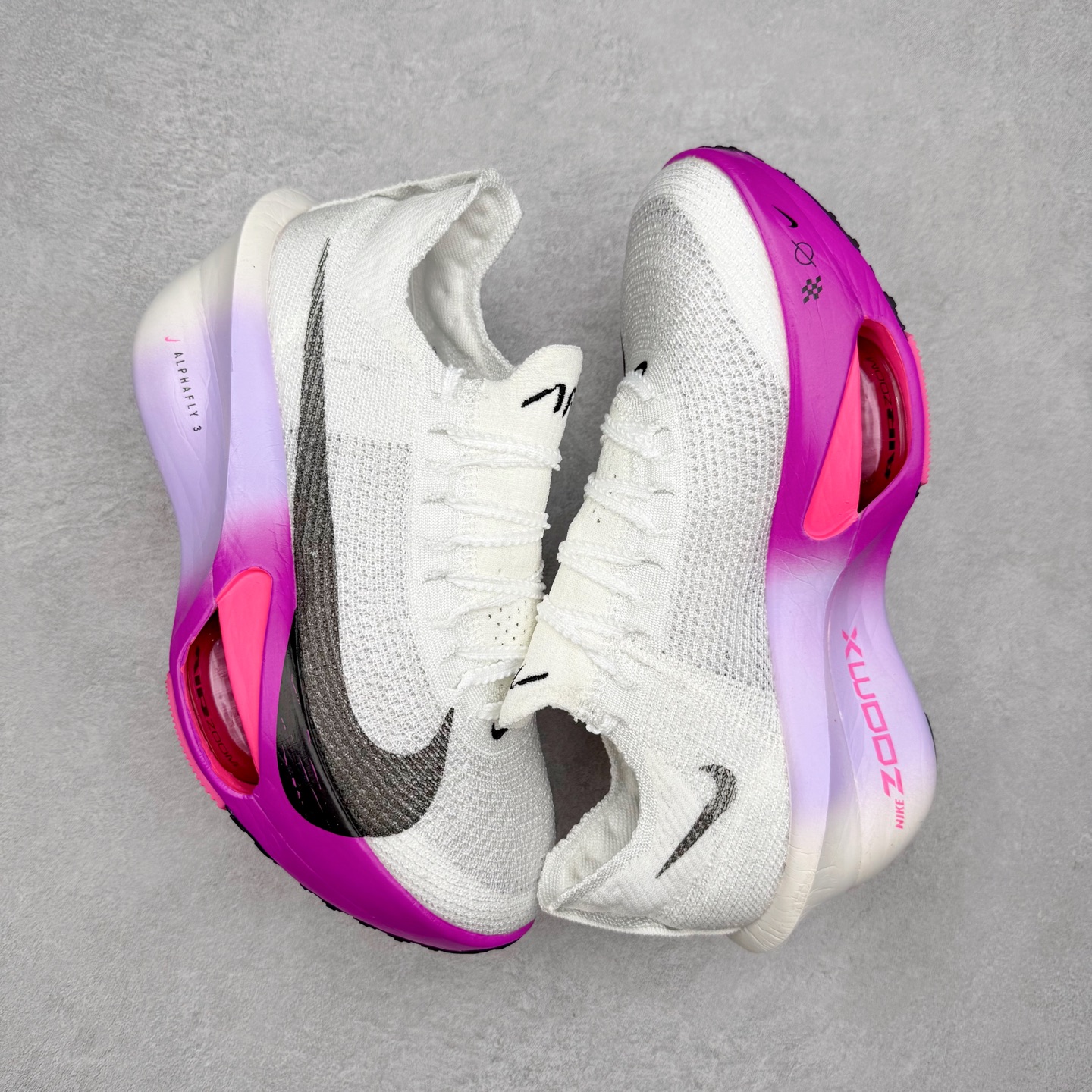 图片[3]-NK Air Zoom Alphafly NEXT% 3 2024全新马拉松超级跑鞋 有史以来最轻盈、测试次数最多的NK Alphafly 经过精英马拉松运动员的测试验证 并搭载Air Zoom气垫 旨在助力跑者实现突破 取得更佳的成绩 在开发过程中 Alphafly 3帮助耐克运动员凯尔文·基普图姆（Kelvin Kiptum）以2：00：35的成绩刷新了马拉松世界纪录 Alphafly的动力设计没有改变——Air Zoom气垫单元、Flyplate碳纤维板和ZoomX泡绵 但是整体系统的制作方法略有调整 优化和提升了对运动员的帮助 主要更新包括一体式鞋底 提供顺畅稳定的“后跟到脚趾”过渡；更宽的全长Flyplate碳纤维板提供稳定助推力 全新Fast Shot外底保证出色牵引力和抓地力 全新Atomknit 3.0鞋面提供更强的控制力、透气性和中足支撑力 尺码：36 36.5 37.5 38 38.5 39 40 40.5 41 42 42.5 43 44 44.5 45-选品中心