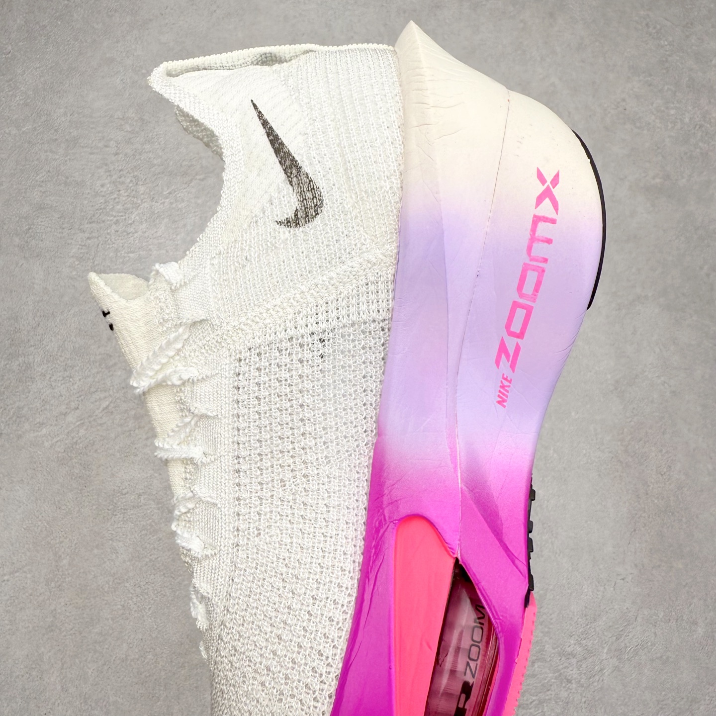 图片[7]-NK Air Zoom Alphafly NEXT% 3 2024全新马拉松超级跑鞋 有史以来最轻盈、测试次数最多的NK Alphafly 经过精英马拉松运动员的测试验证 并搭载Air Zoom气垫 旨在助力跑者实现突破 取得更佳的成绩 在开发过程中 Alphafly 3帮助耐克运动员凯尔文·基普图姆（Kelvin Kiptum）以2：00：35的成绩刷新了马拉松世界纪录 Alphafly的动力设计没有改变——Air Zoom气垫单元、Flyplate碳纤维板和ZoomX泡绵 但是整体系统的制作方法略有调整 优化和提升了对运动员的帮助 主要更新包括一体式鞋底 提供顺畅稳定的“后跟到脚趾”过渡；更宽的全长Flyplate碳纤维板提供稳定助推力 全新Fast Shot外底保证出色牵引力和抓地力 全新Atomknit 3.0鞋面提供更强的控制力、透气性和中足支撑力 尺码：36 36.5 37.5 38 38.5 39 40 40.5 41 42 42.5 43 44 44.5 45-选品中心