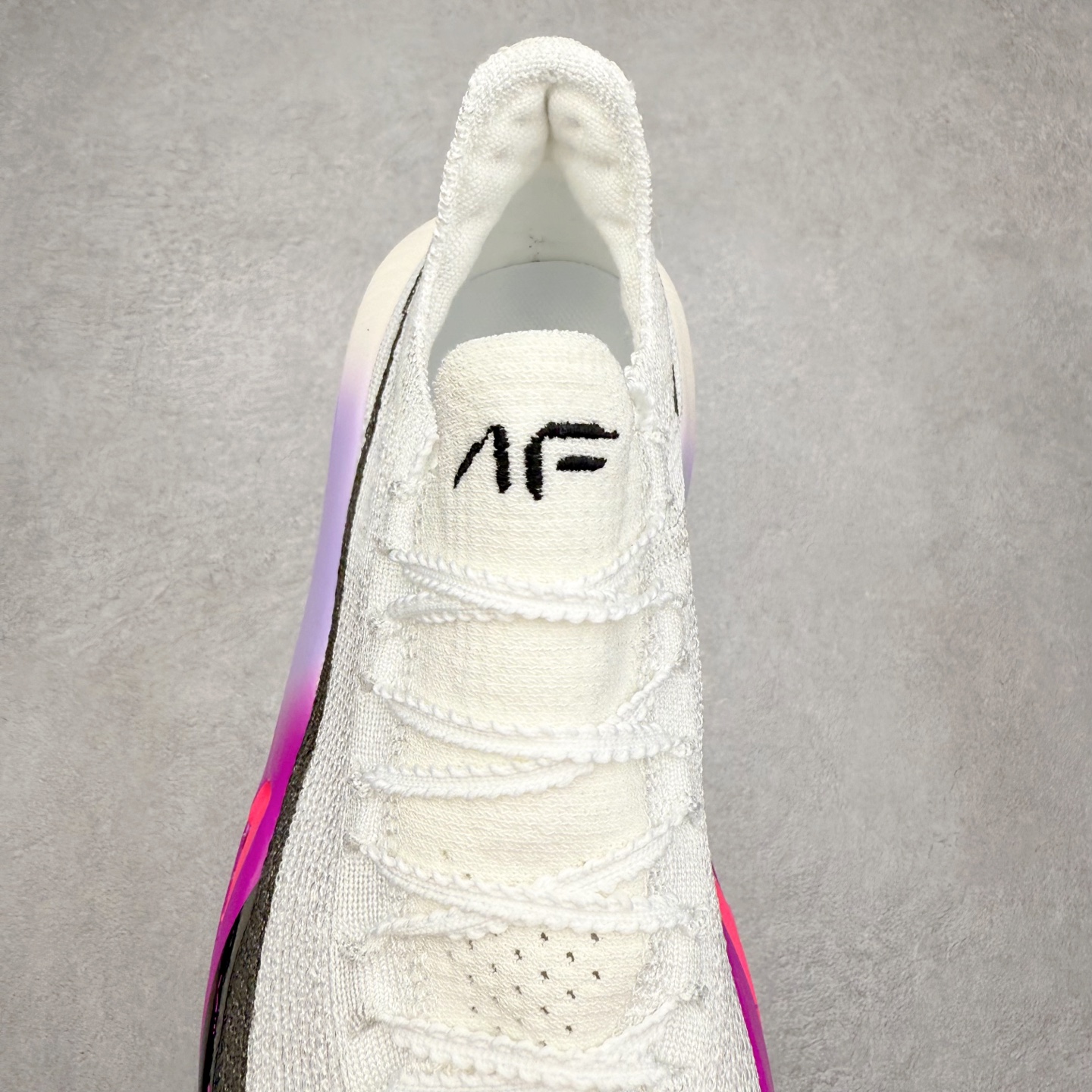 图片[5]-NK Air Zoom Alphafly NEXT% 3 2024全新马拉松超级跑鞋 有史以来最轻盈、测试次数最多的NK Alphafly 经过精英马拉松运动员的测试验证 并搭载Air Zoom气垫 旨在助力跑者实现突破 取得更佳的成绩 在开发过程中 Alphafly 3帮助耐克运动员凯尔文·基普图姆（Kelvin Kiptum）以2：00：35的成绩刷新了马拉松世界纪录 Alphafly的动力设计没有改变——Air Zoom气垫单元、Flyplate碳纤维板和ZoomX泡绵 但是整体系统的制作方法略有调整 优化和提升了对运动员的帮助 主要更新包括一体式鞋底 提供顺畅稳定的“后跟到脚趾”过渡；更宽的全长Flyplate碳纤维板提供稳定助推力 全新Fast Shot外底保证出色牵引力和抓地力 全新Atomknit 3.0鞋面提供更强的控制力、透气性和中足支撑力 尺码：36 36.5 37.5 38 38.5 39 40 40.5 41 42 42.5 43 44 44.5 45-选品中心