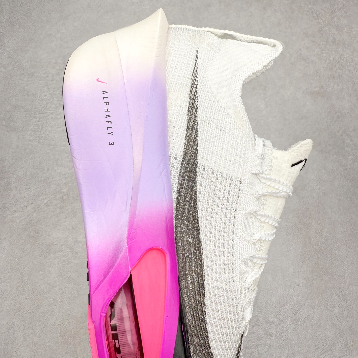 图片[6]-NK Air Zoom Alphafly NEXT% 3 2024全新马拉松超级跑鞋 有史以来最轻盈、测试次数最多的NK Alphafly 经过精英马拉松运动员的测试验证 并搭载Air Zoom气垫 旨在助力跑者实现突破 取得更佳的成绩 在开发过程中 Alphafly 3帮助耐克运动员凯尔文·基普图姆（Kelvin Kiptum）以2：00：35的成绩刷新了马拉松世界纪录 Alphafly的动力设计没有改变——Air Zoom气垫单元、Flyplate碳纤维板和ZoomX泡绵 但是整体系统的制作方法略有调整 优化和提升了对运动员的帮助 主要更新包括一体式鞋底 提供顺畅稳定的“后跟到脚趾”过渡；更宽的全长Flyplate碳纤维板提供稳定助推力 全新Fast Shot外底保证出色牵引力和抓地力 全新Atomknit 3.0鞋面提供更强的控制力、透气性和中足支撑力 尺码：36 36.5 37.5 38 38.5 39 40 40.5 41 42 42.5 43 44 44.5 45-选品中心