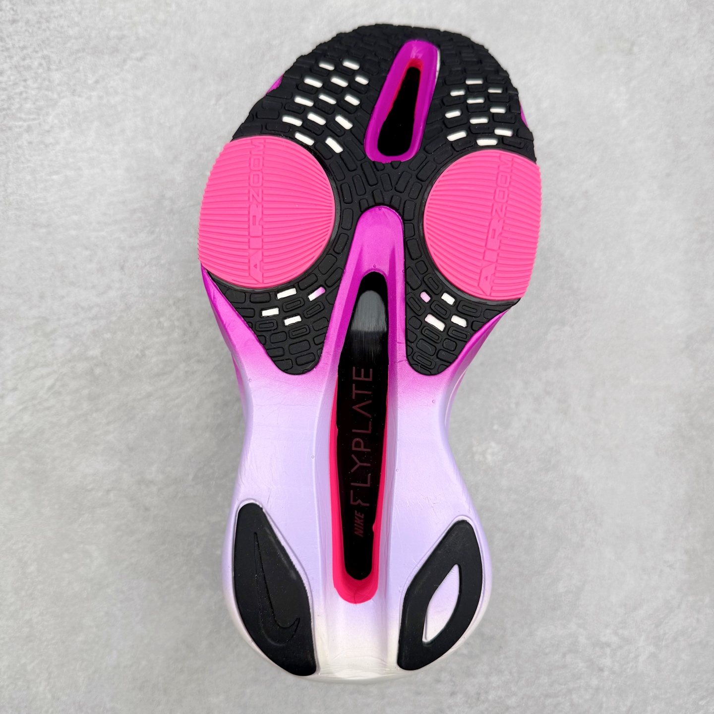 图片[9]-NK Air Zoom Alphafly NEXT% 3 2024全新马拉松超级跑鞋 有史以来最轻盈、测试次数最多的NK Alphafly 经过精英马拉松运动员的测试验证 并搭载Air Zoom气垫 旨在助力跑者实现突破 取得更佳的成绩 在开发过程中 Alphafly 3帮助耐克运动员凯尔文·基普图姆（Kelvin Kiptum）以2：00：35的成绩刷新了马拉松世界纪录 Alphafly的动力设计没有改变——Air Zoom气垫单元、Flyplate碳纤维板和ZoomX泡绵 但是整体系统的制作方法略有调整 优化和提升了对运动员的帮助 主要更新包括一体式鞋底 提供顺畅稳定的“后跟到脚趾”过渡；更宽的全长Flyplate碳纤维板提供稳定助推力 全新Fast Shot外底保证出色牵引力和抓地力 全新Atomknit 3.0鞋面提供更强的控制力、透气性和中足支撑力 尺码：36 36.5 37.5 38 38.5 39 40 40.5 41 42 42.5 43 44 44.5 45-选品中心