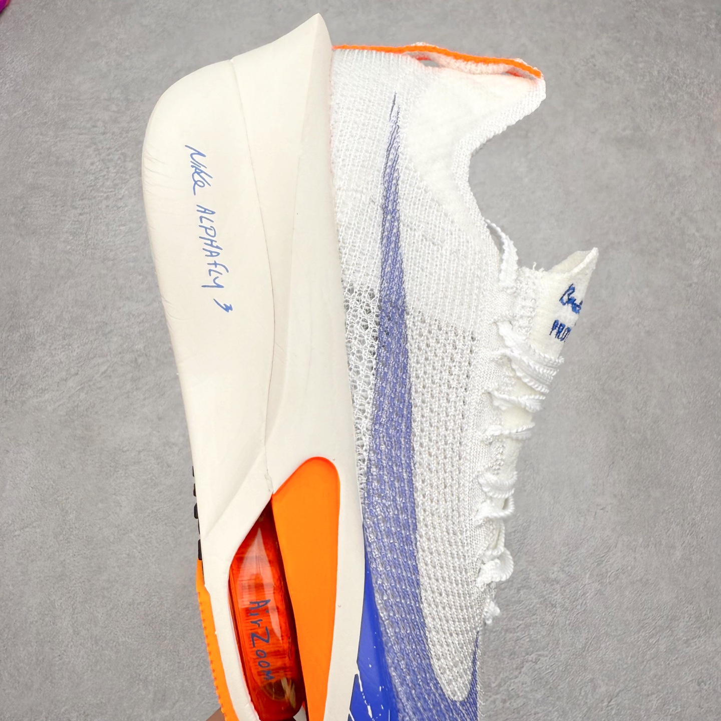 图片[6]-NK Air Zoom Alphafly NEXT% 3 2024全新马拉松超级跑鞋 有史以来最轻盈、测试次数最多的NK Alphafly 经过精英马拉松运动员的测试验证 并搭载Air Zoom气垫 旨在助力跑者实现突破 取得更佳的成绩 在开发过程中 Alphafly 3帮助耐克运动员凯尔文·基普图姆（Kelvin Kiptum）以2：00：35的成绩刷新了马拉松世界纪录 Alphafly的动力设计没有改变——Air Zoom气垫单元、Flyplate碳纤维板和ZoomX泡绵 但是整体系统的制作方法略有调整 优化和提升了对运动员的帮助 主要更新包括一体式鞋底 提供顺畅稳定的“后跟到脚趾”过渡；更宽的全长Flyplate碳纤维板提供稳定助推力 全新Fast Shot外底保证出色牵引力和抓地力 全新Atomknit 3.0鞋面提供更强的控制力、透气性和中足支撑力 尺码：36 36.5 37.5 38 38.5 39 40 40.5 41 42 42.5 43 44 44.5 45-选品中心