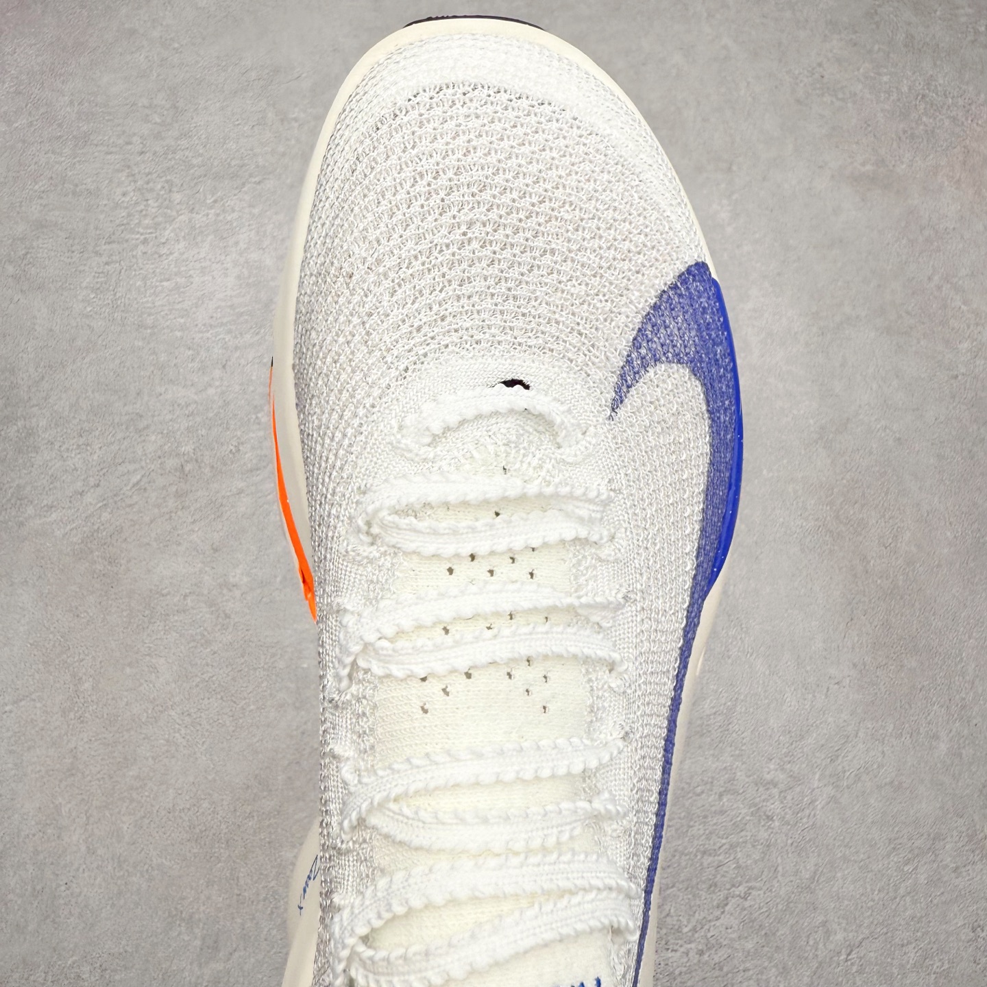 图片[4]-NK Air Zoom Alphafly NEXT% 3 2024全新马拉松超级跑鞋 有史以来最轻盈、测试次数最多的NK Alphafly 经过精英马拉松运动员的测试验证 并搭载Air Zoom气垫 旨在助力跑者实现突破 取得更佳的成绩 在开发过程中 Alphafly 3帮助耐克运动员凯尔文·基普图姆（Kelvin Kiptum）以2：00：35的成绩刷新了马拉松世界纪录 Alphafly的动力设计没有改变——Air Zoom气垫单元、Flyplate碳纤维板和ZoomX泡绵 但是整体系统的制作方法略有调整 优化和提升了对运动员的帮助 主要更新包括一体式鞋底 提供顺畅稳定的“后跟到脚趾”过渡；更宽的全长Flyplate碳纤维板提供稳定助推力 全新Fast Shot外底保证出色牵引力和抓地力 全新Atomknit 3.0鞋面提供更强的控制力、透气性和中足支撑力 尺码：36 36.5 37.5 38 38.5 39 40 40.5 41 42 42.5 43 44 44.5 45-选品中心