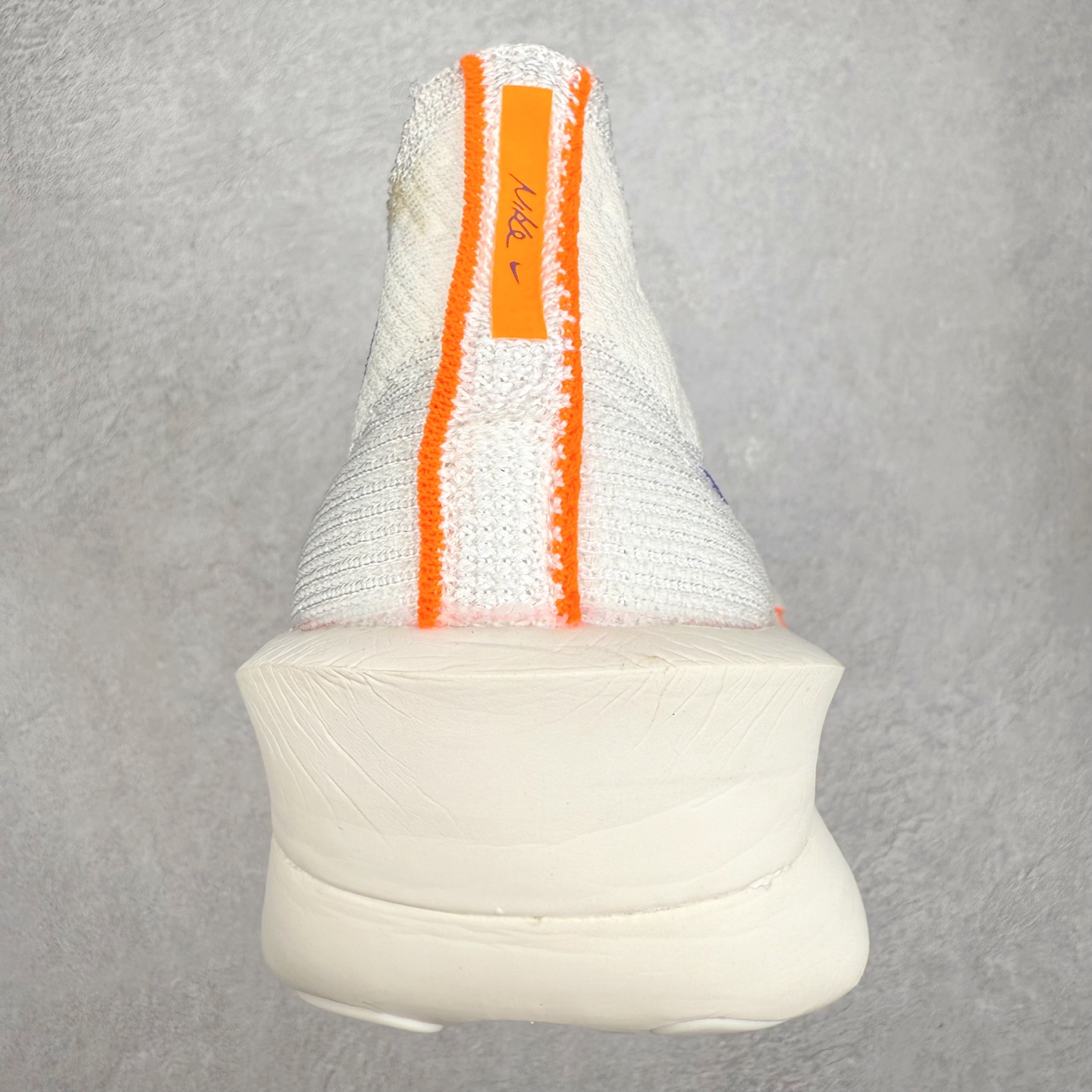 图片[8]-NK Air Zoom Alphafly NEXT% 3 2024全新马拉松超级跑鞋 有史以来最轻盈、测试次数最多的NK Alphafly 经过精英马拉松运动员的测试验证 并搭载Air Zoom气垫 旨在助力跑者实现突破 取得更佳的成绩 在开发过程中 Alphafly 3帮助耐克运动员凯尔文·基普图姆（Kelvin Kiptum）以2：00：35的成绩刷新了马拉松世界纪录 Alphafly的动力设计没有改变——Air Zoom气垫单元、Flyplate碳纤维板和ZoomX泡绵 但是整体系统的制作方法略有调整 优化和提升了对运动员的帮助 主要更新包括一体式鞋底 提供顺畅稳定的“后跟到脚趾”过渡；更宽的全长Flyplate碳纤维板提供稳定助推力 全新Fast Shot外底保证出色牵引力和抓地力 全新Atomknit 3.0鞋面提供更强的控制力、透气性和中足支撑力 尺码：36 36.5 37.5 38 38.5 39 40 40.5 41 42 42.5 43 44 44.5 45-选品中心