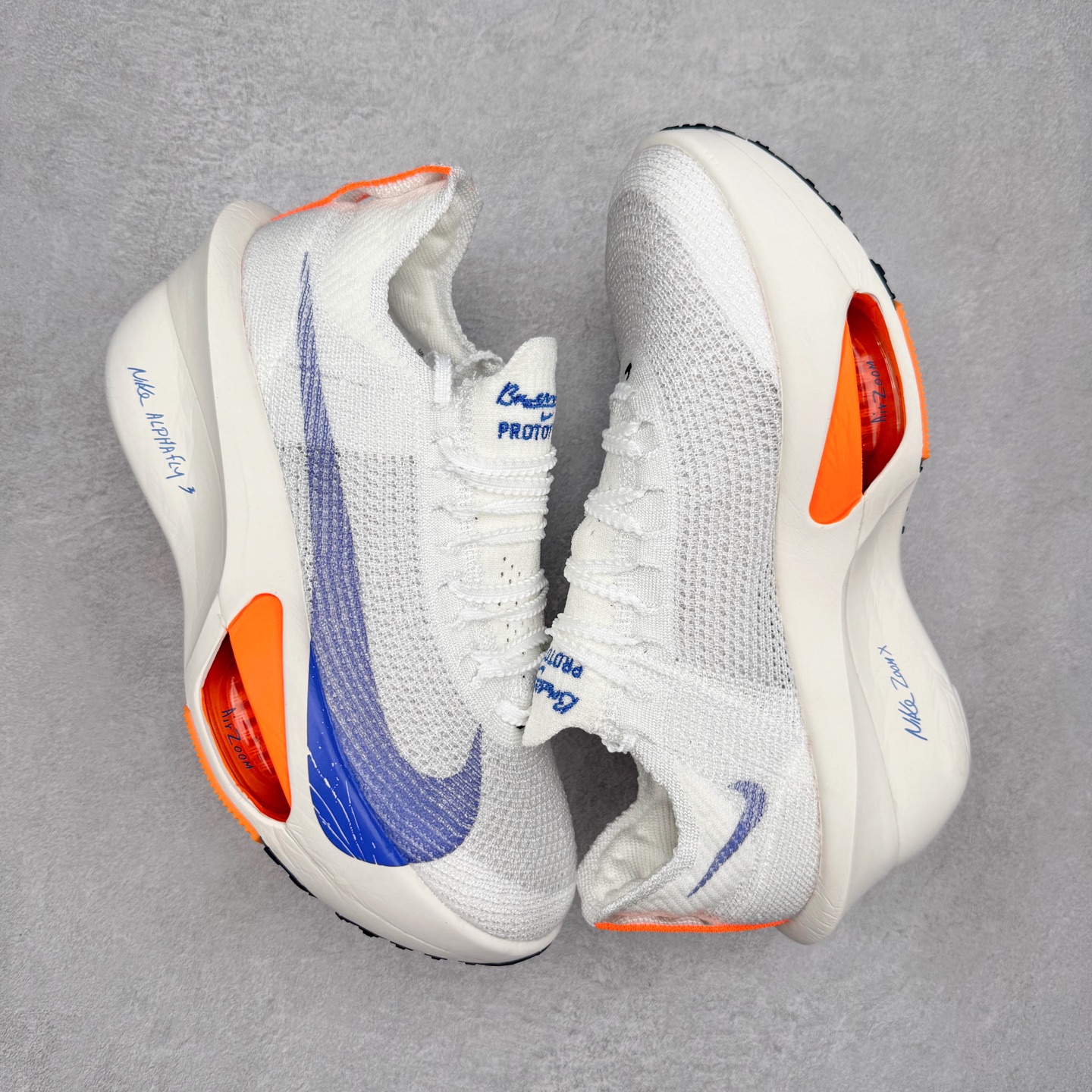 图片[3]-NK Air Zoom Alphafly NEXT% 3 2024全新马拉松超级跑鞋 有史以来最轻盈、测试次数最多的NK Alphafly 经过精英马拉松运动员的测试验证 并搭载Air Zoom气垫 旨在助力跑者实现突破 取得更佳的成绩 在开发过程中 Alphafly 3帮助耐克运动员凯尔文·基普图姆（Kelvin Kiptum）以2：00：35的成绩刷新了马拉松世界纪录 Alphafly的动力设计没有改变——Air Zoom气垫单元、Flyplate碳纤维板和ZoomX泡绵 但是整体系统的制作方法略有调整 优化和提升了对运动员的帮助 主要更新包括一体式鞋底 提供顺畅稳定的“后跟到脚趾”过渡；更宽的全长Flyplate碳纤维板提供稳定助推力 全新Fast Shot外底保证出色牵引力和抓地力 全新Atomknit 3.0鞋面提供更强的控制力、透气性和中足支撑力 尺码：36 36.5 37.5 38 38.5 39 40 40.5 41 42 42.5 43 44 44.5 45-选品中心